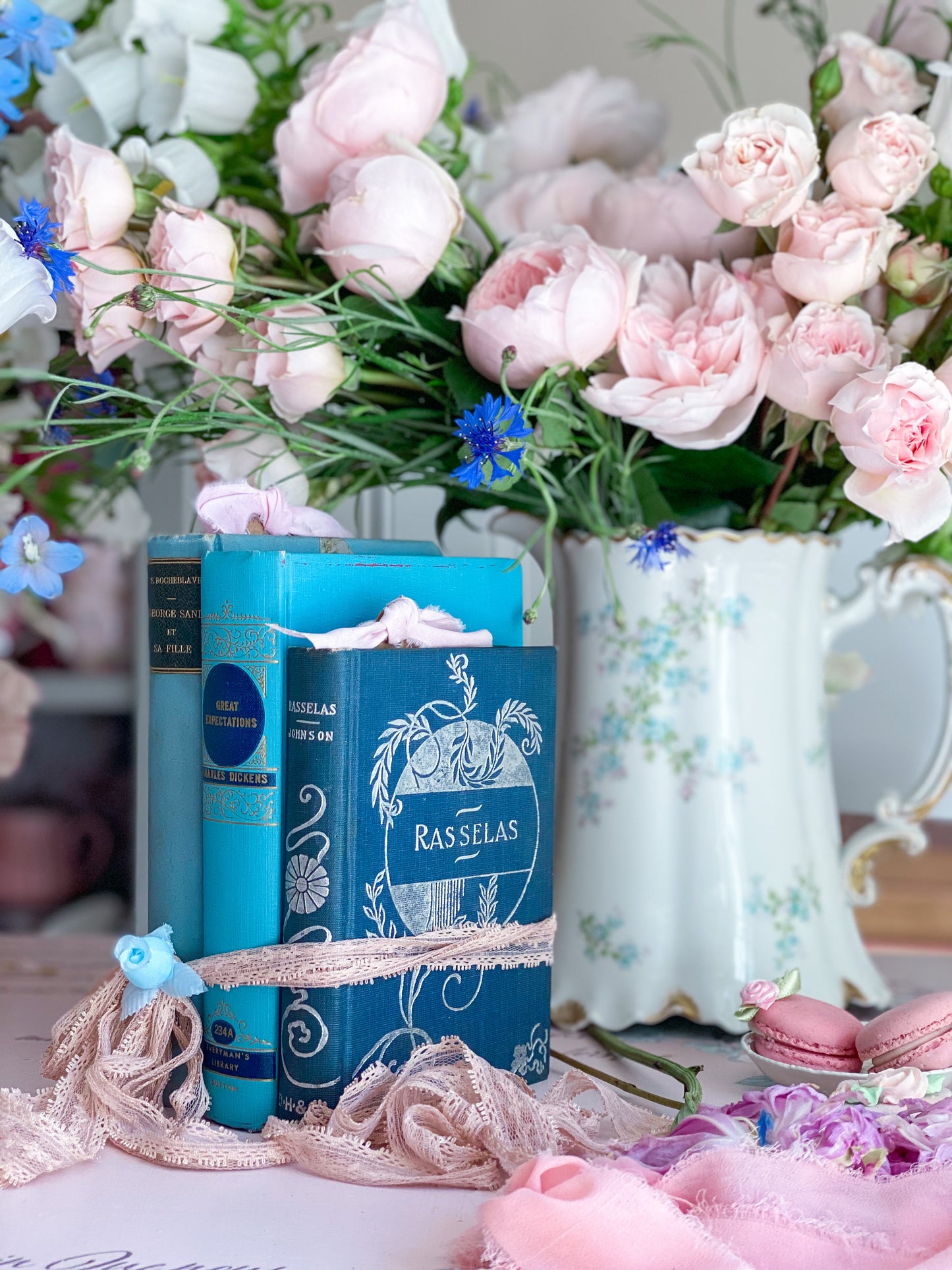 Set de 3 libros azules con tapas decorativas.