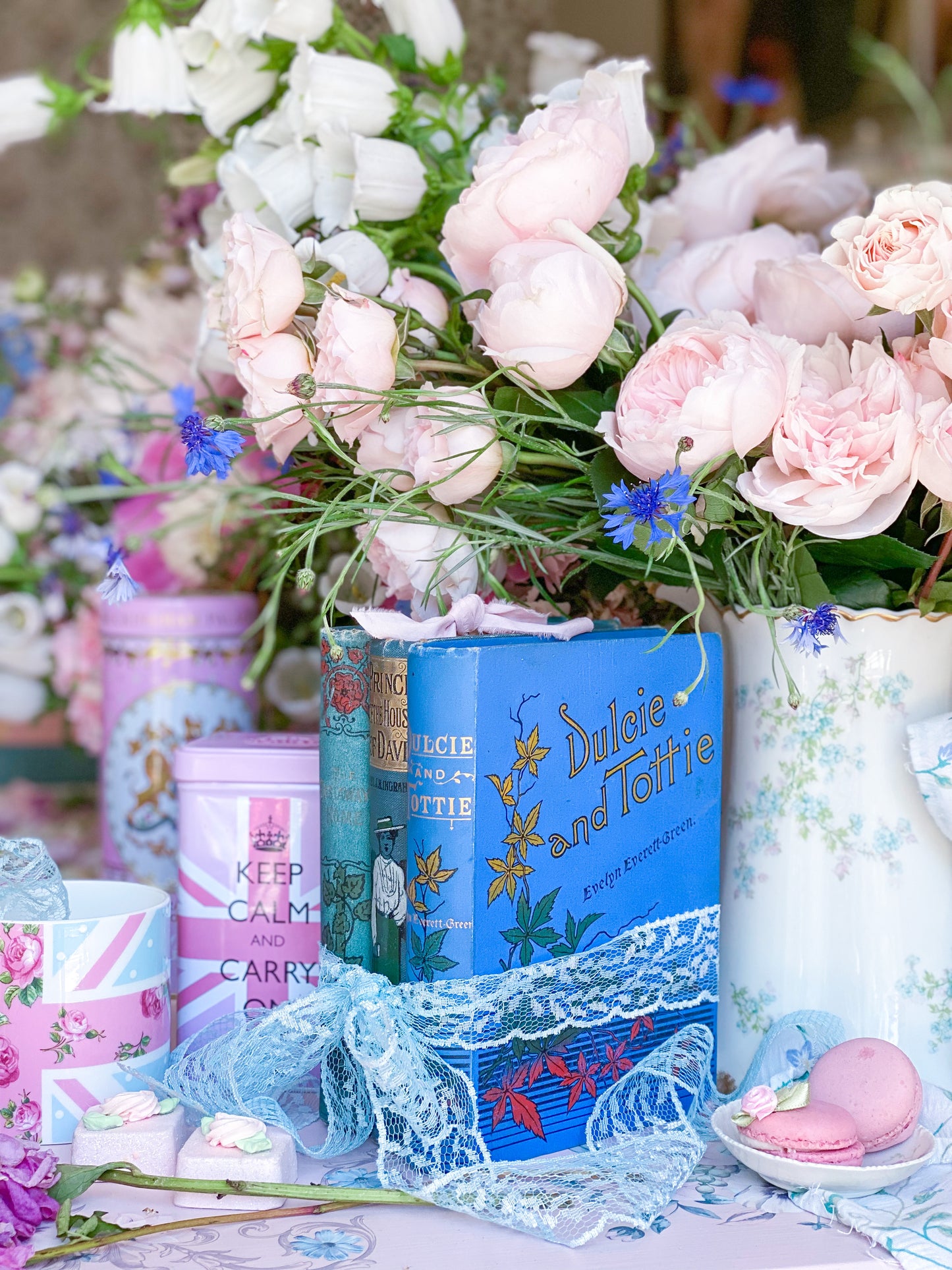 Juego de 3 libros azules con lomos decorativos