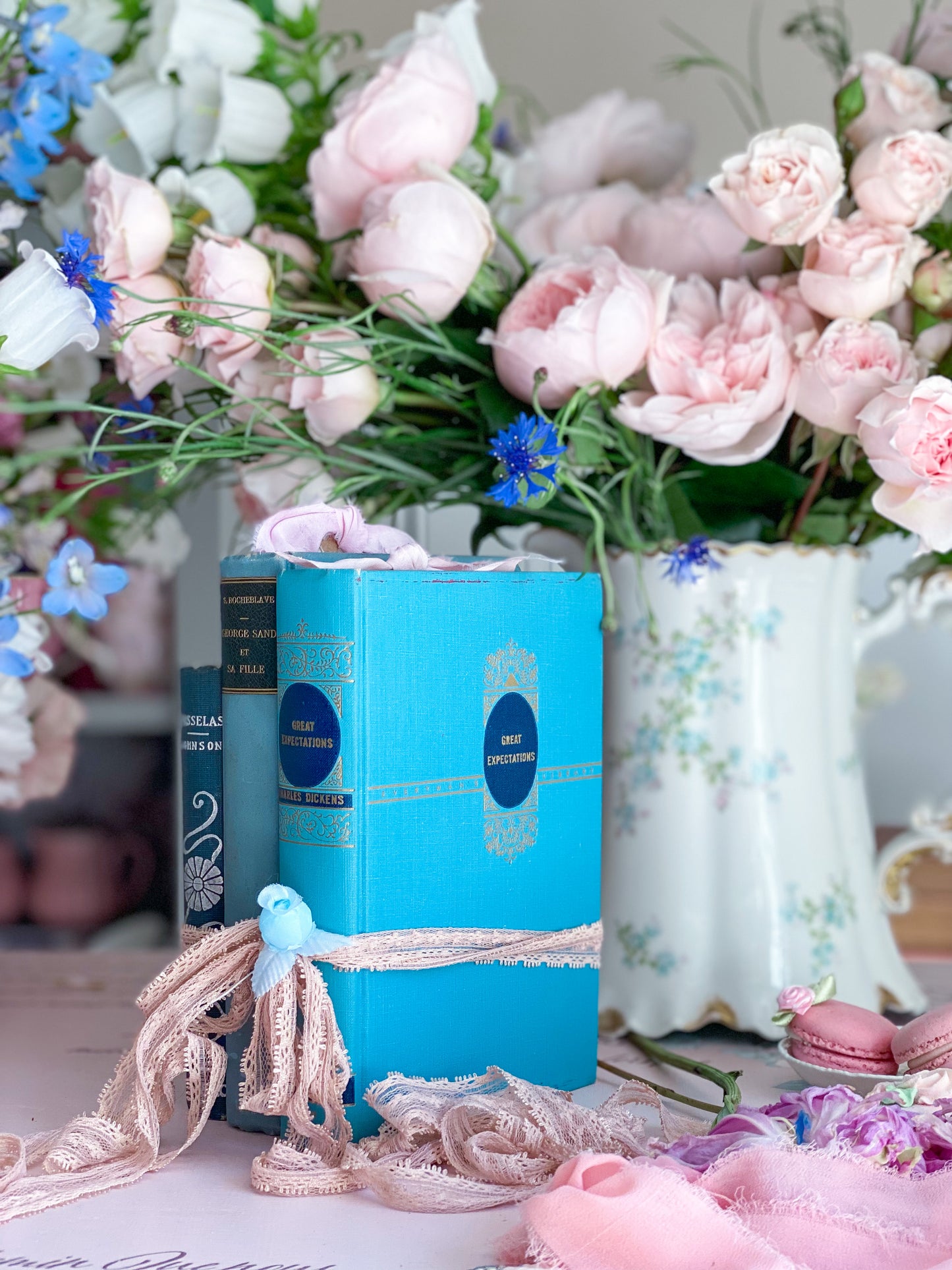 Set de 3 libros azules con tapas decorativas.
