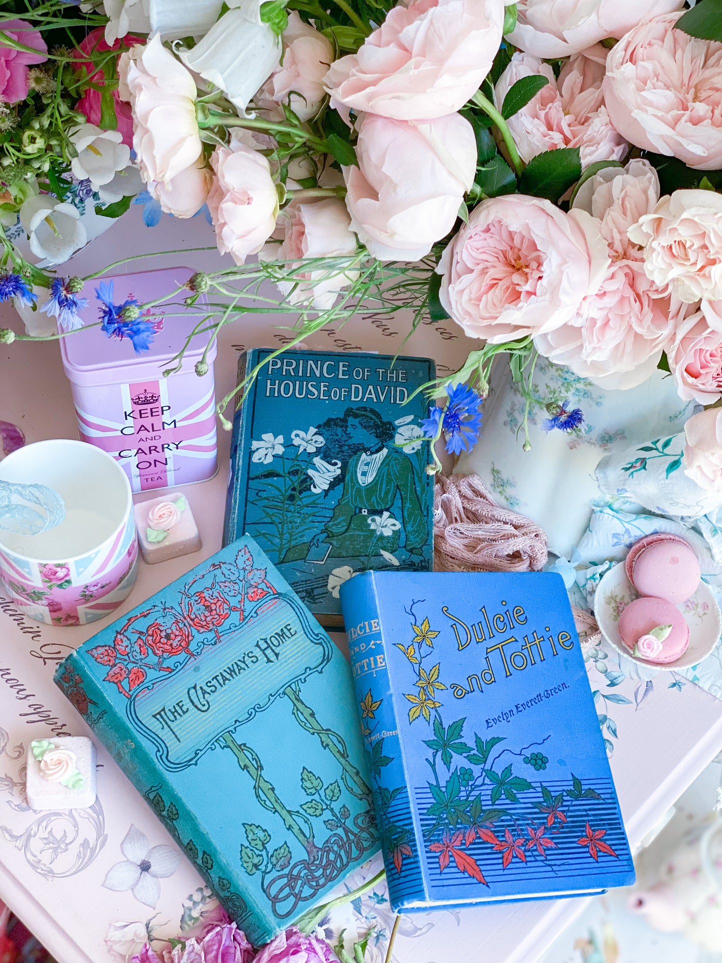 Juego de 3 libros azules con lomos decorativos