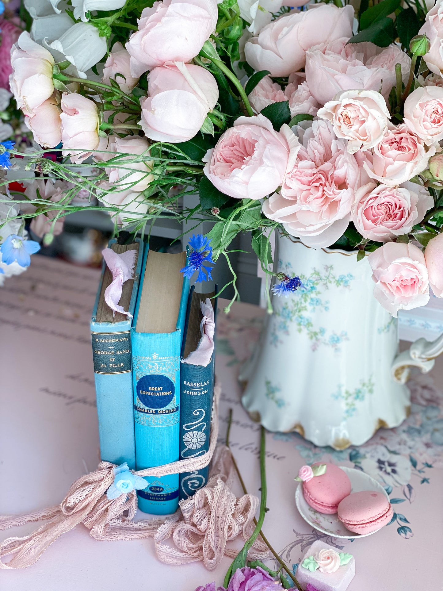 Set de 3 libros azules con tapas decorativas.