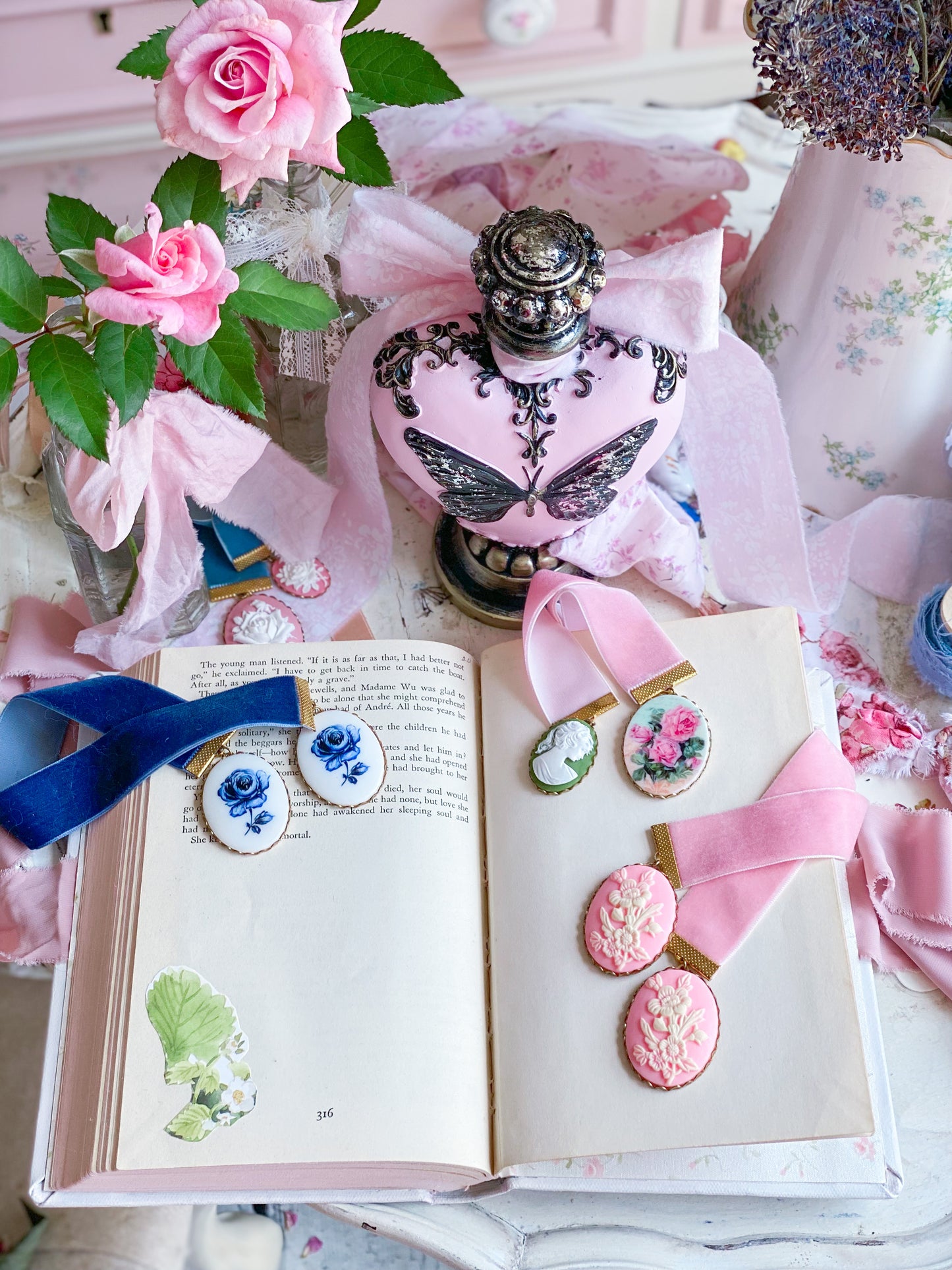 Libro de hechizos de amor pintado a mano a medida