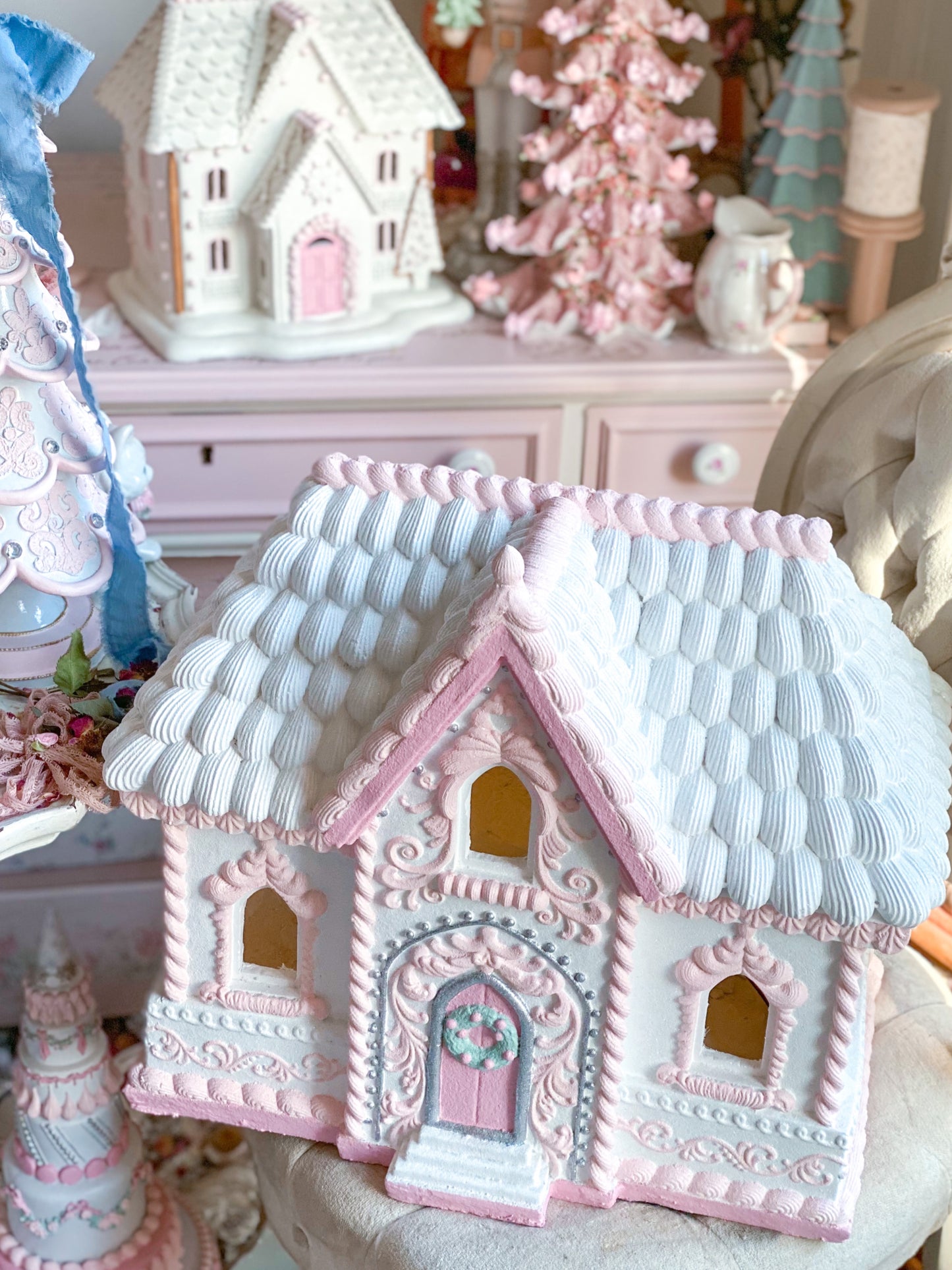 Casa de galletas de jengibre con luz LED grande pintada a mano en rosa y blanco a medida