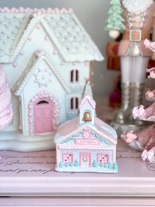 Maßgeschneidertes handbemaltes kleines Weihnachtsdorf-Schulhaus in Pastellrosa und Weiß