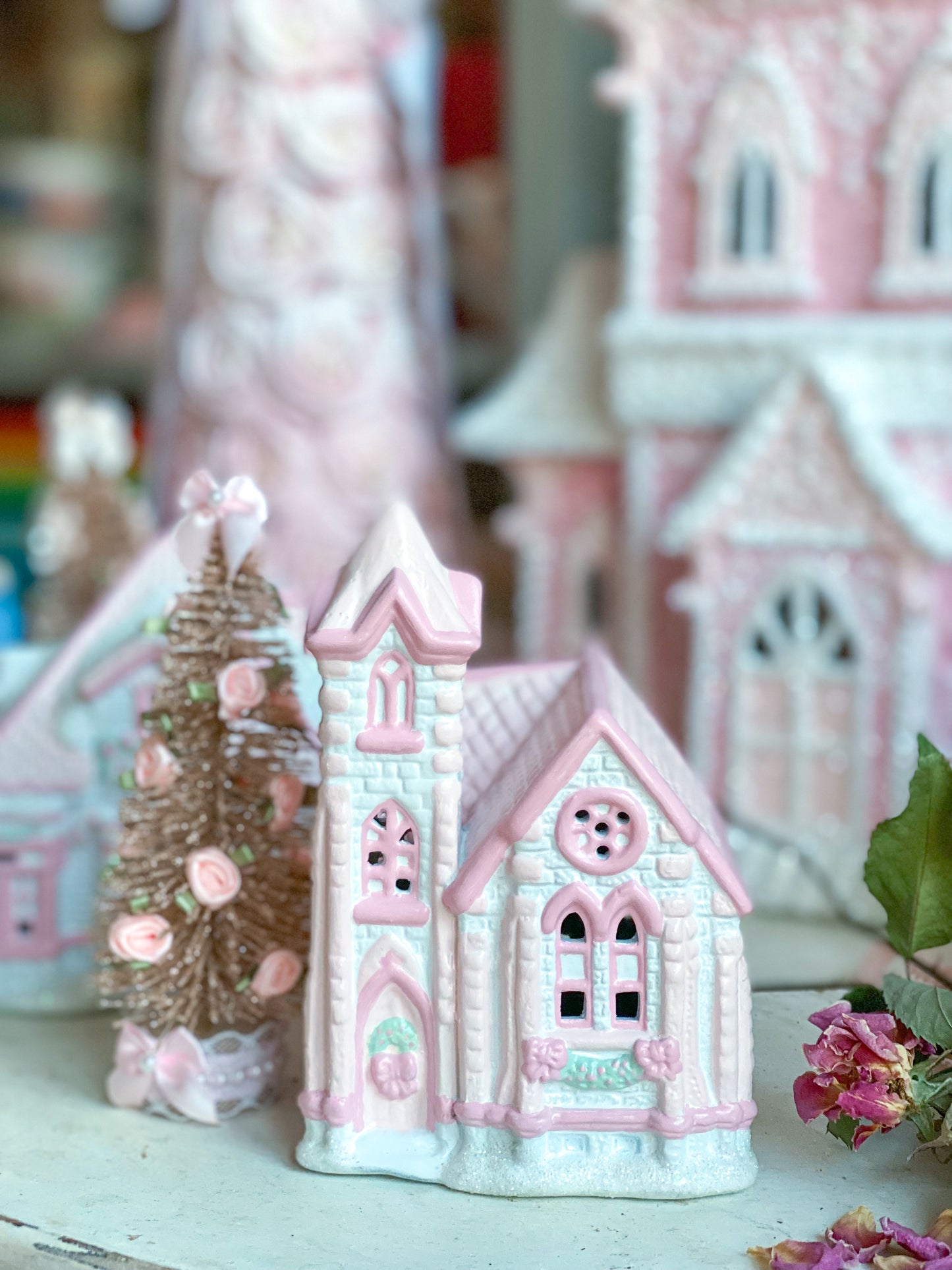 Iglesia comunitaria Petite Hope de pueblo navideño blanco y rosa pastel pintado a mano a medida