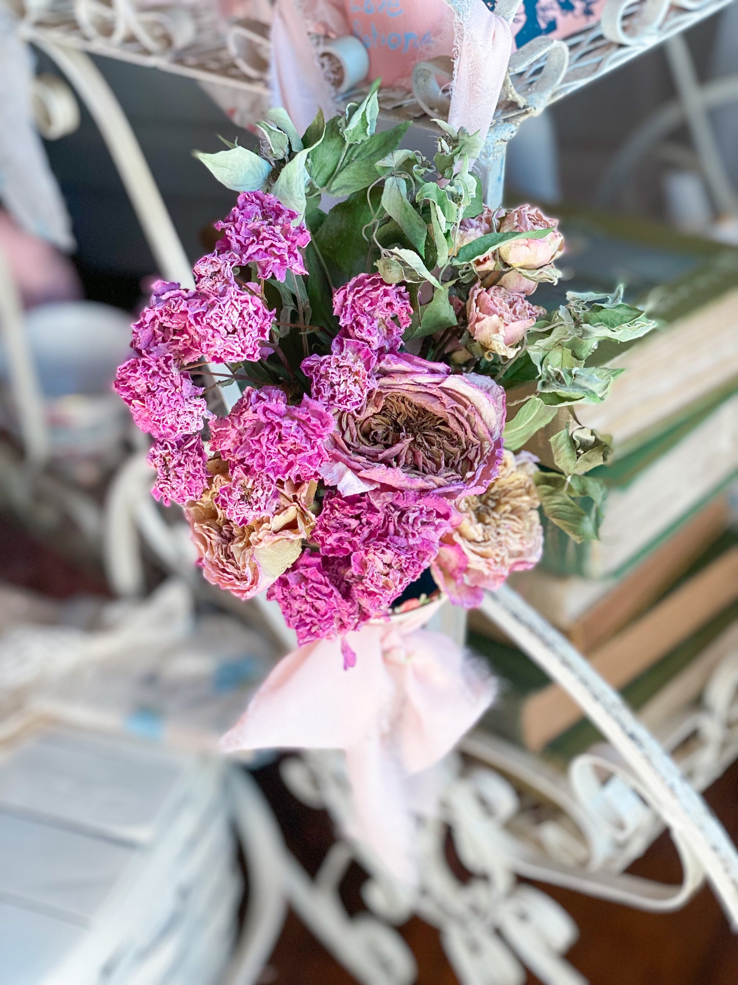 Maßgeschneiderter Blumenkegel aus Vintage-Tapete