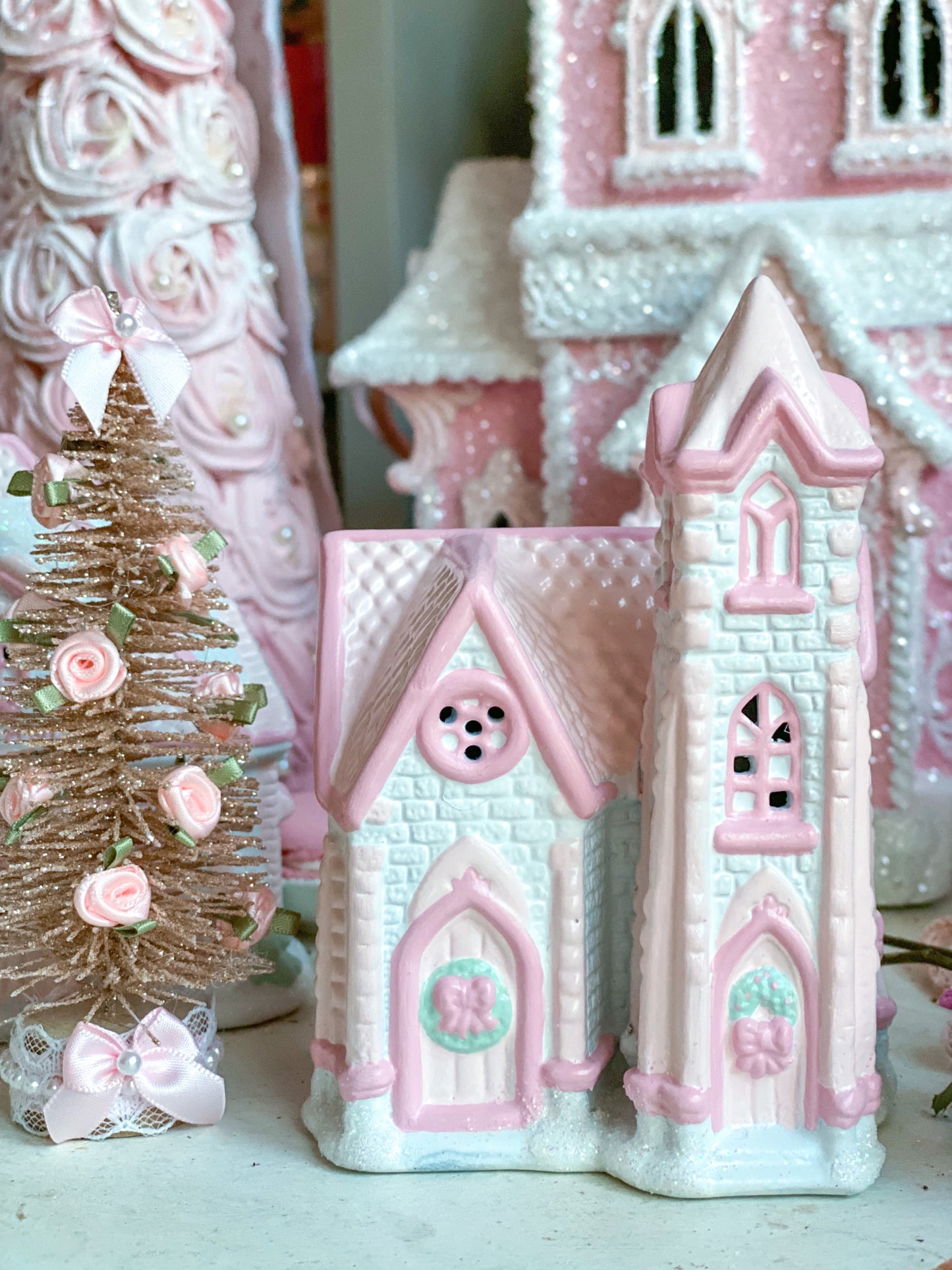 Iglesia comunitaria Petite Hope de pueblo navideño blanco y rosa pastel pintado a mano a medida