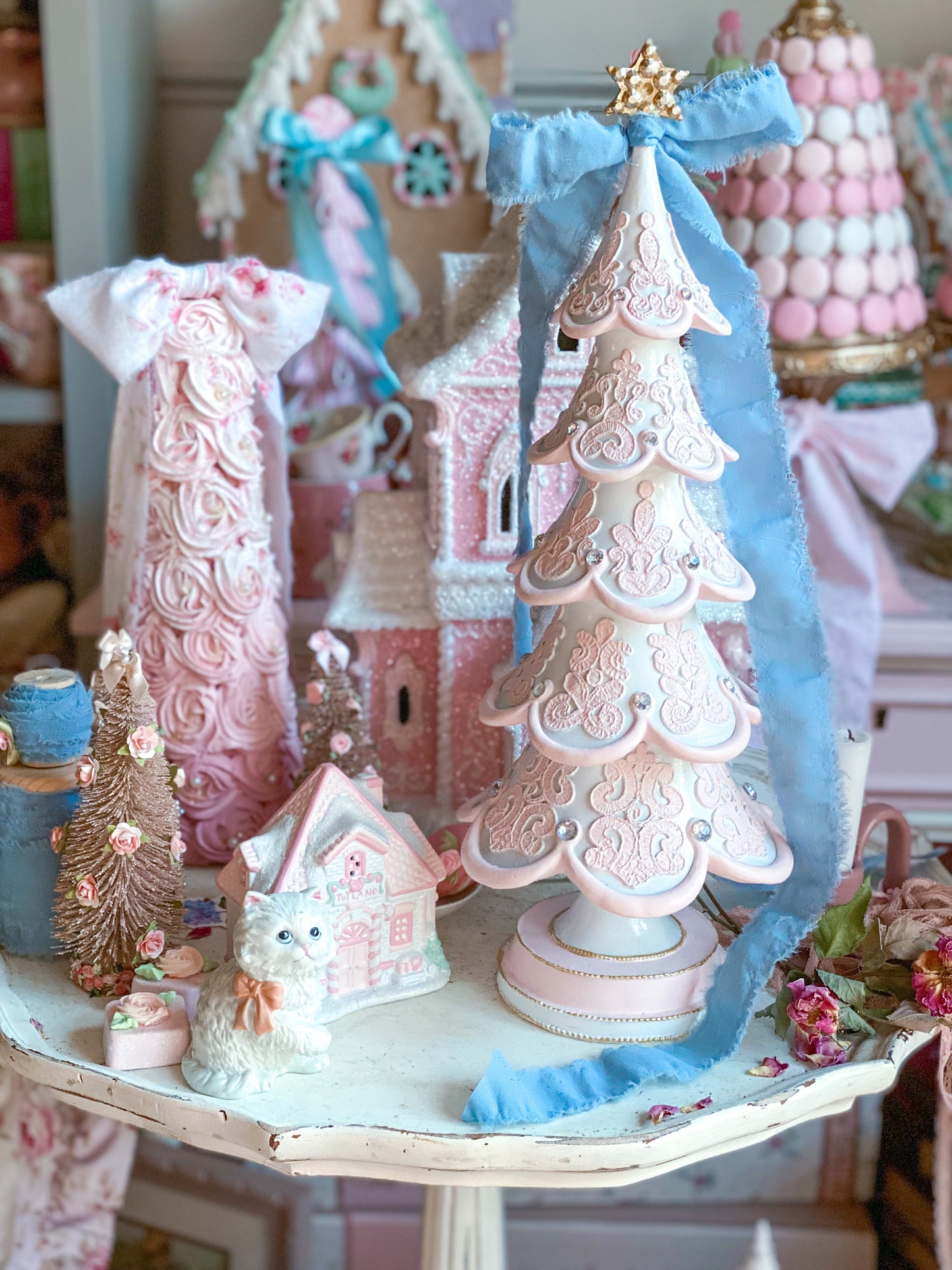 Árbol de Navidad de encaje elegante pintado a mano en rosa y blanco a medida con lazo azul