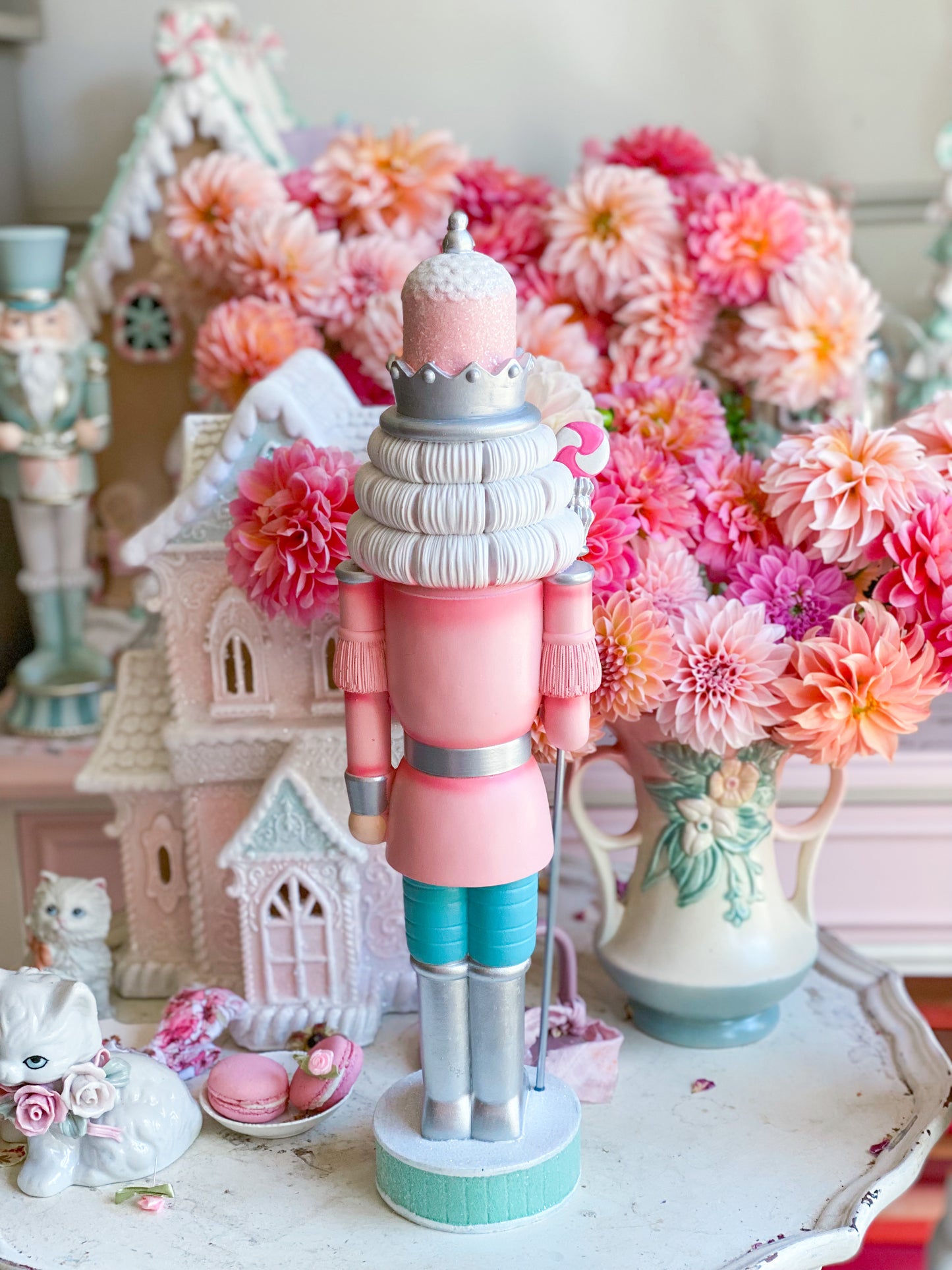 Pastellrosa, blau und mintfarbener Candy Land Nussknacker aus Kunstharz