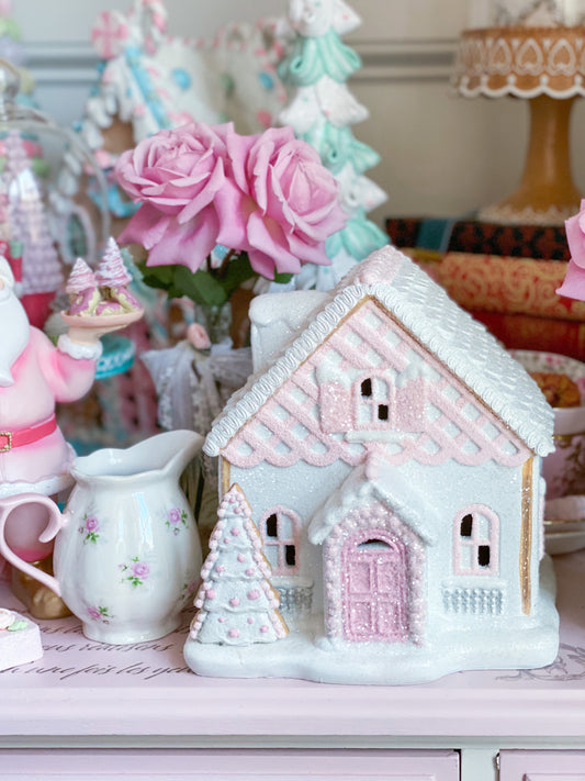 Maßgeschneidertes Lebkuchenhaus mit LED-Leuchten in Pastellrosa und Weiß