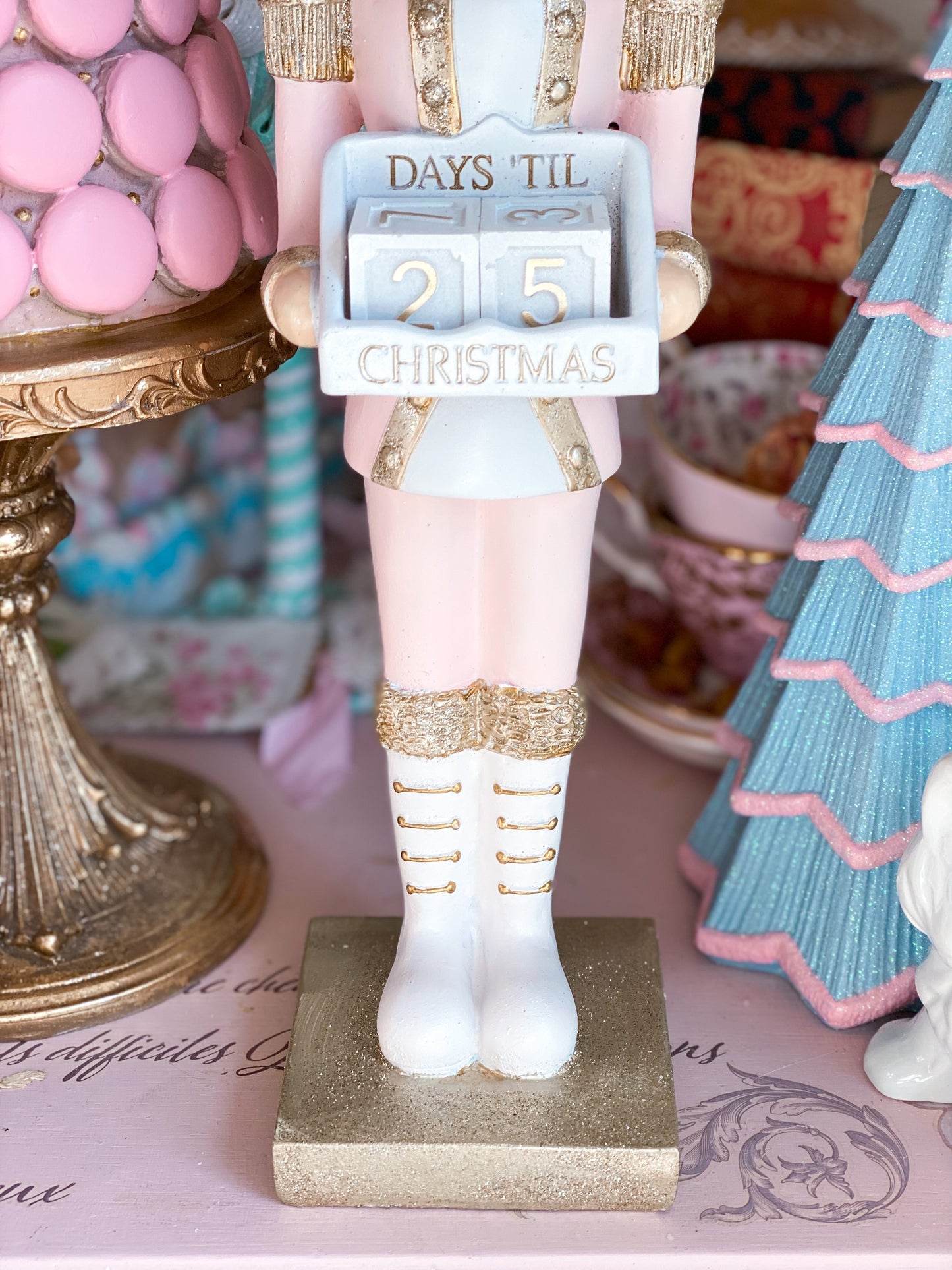 Cuenta regresiva personalizada en rosa, blanco y oro para el cascanueces navideño