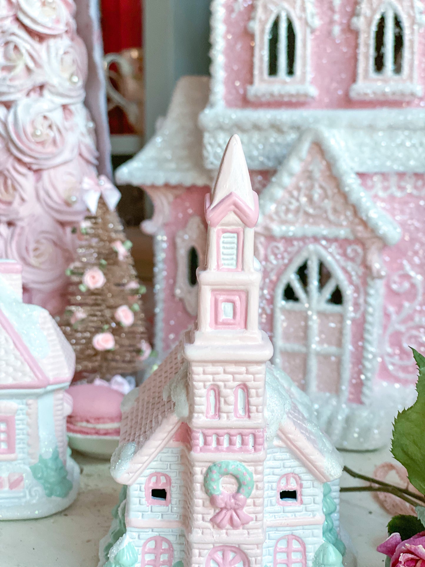 Pueblo navideño blanco y rosa pastel pintado a mano a medida Petite St Nicholas Chapel