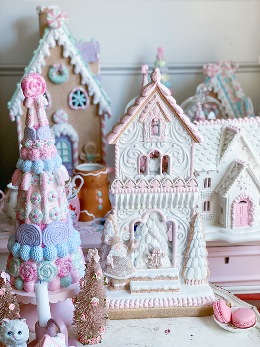 Maßgeschneiderte handbemalte Lebkuchenhaus-Tischdekoration in Rosa und Weiß