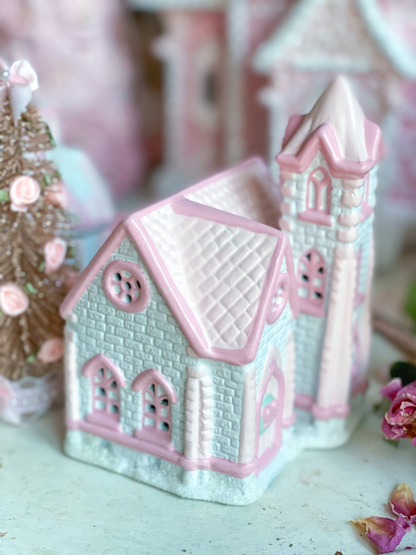 Iglesia comunitaria Petite Hope de pueblo navideño blanco y rosa pastel pintado a mano a medida