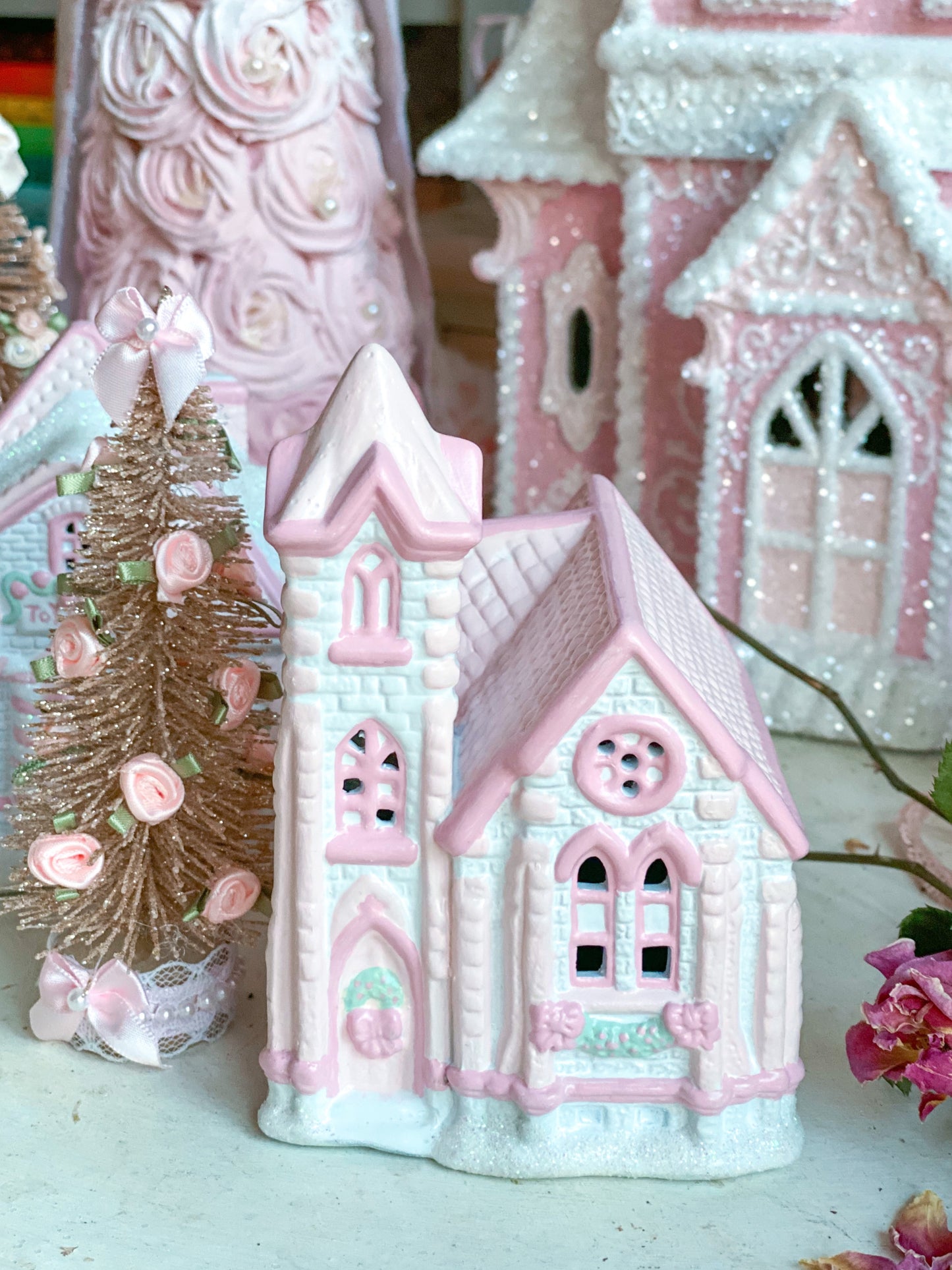 Iglesia comunitaria Petite Hope de pueblo navideño blanco y rosa pastel pintado a mano a medida