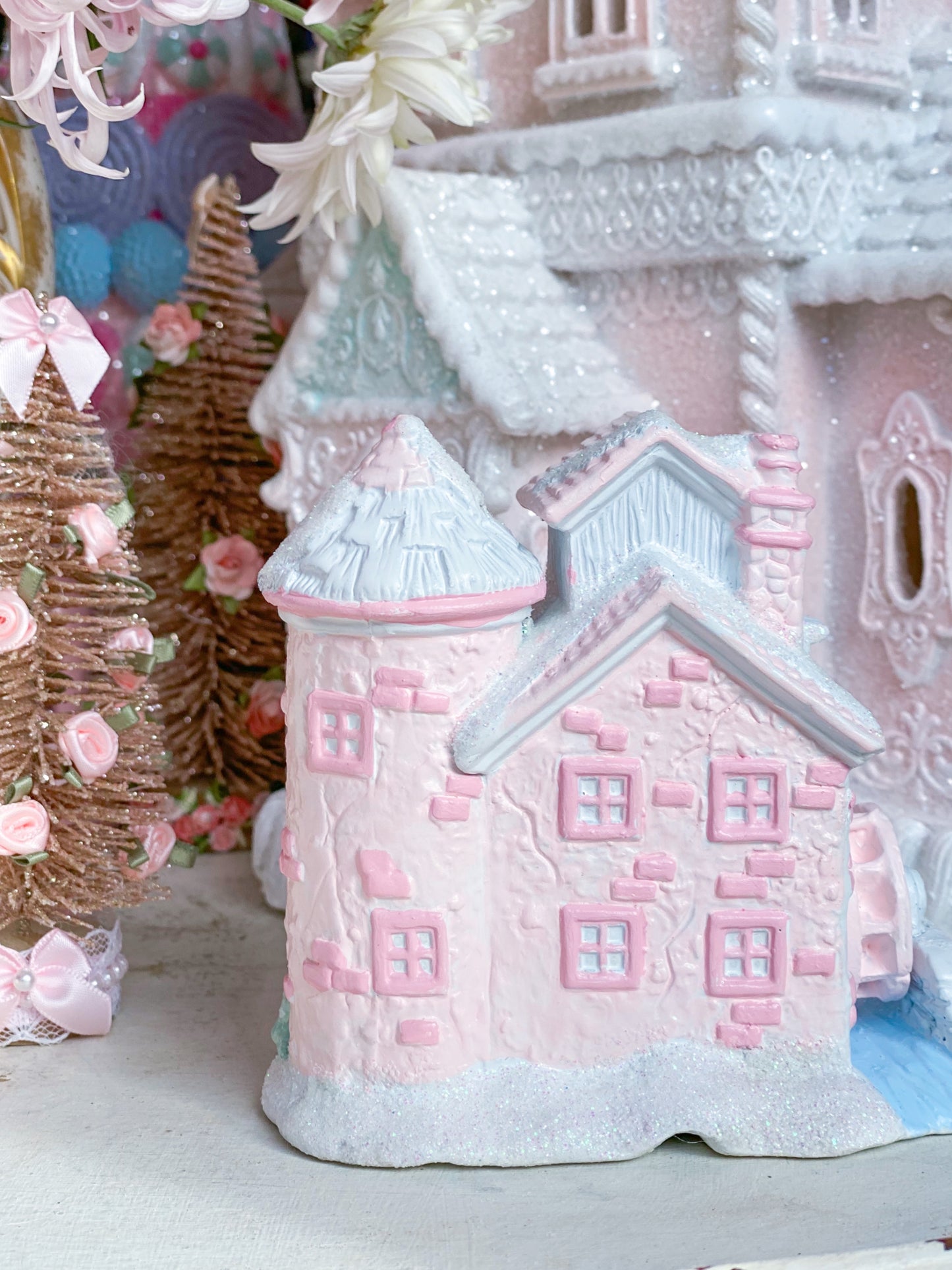 Pequeño molino de pueblo navideño rosa y blanco a medida