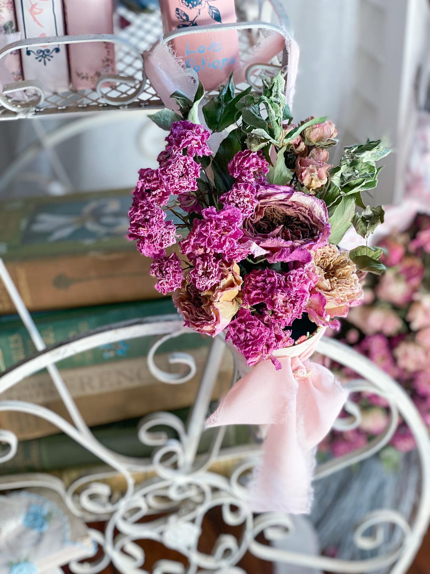 Maßgeschneiderter Blumenkegel aus Vintage-Tapete