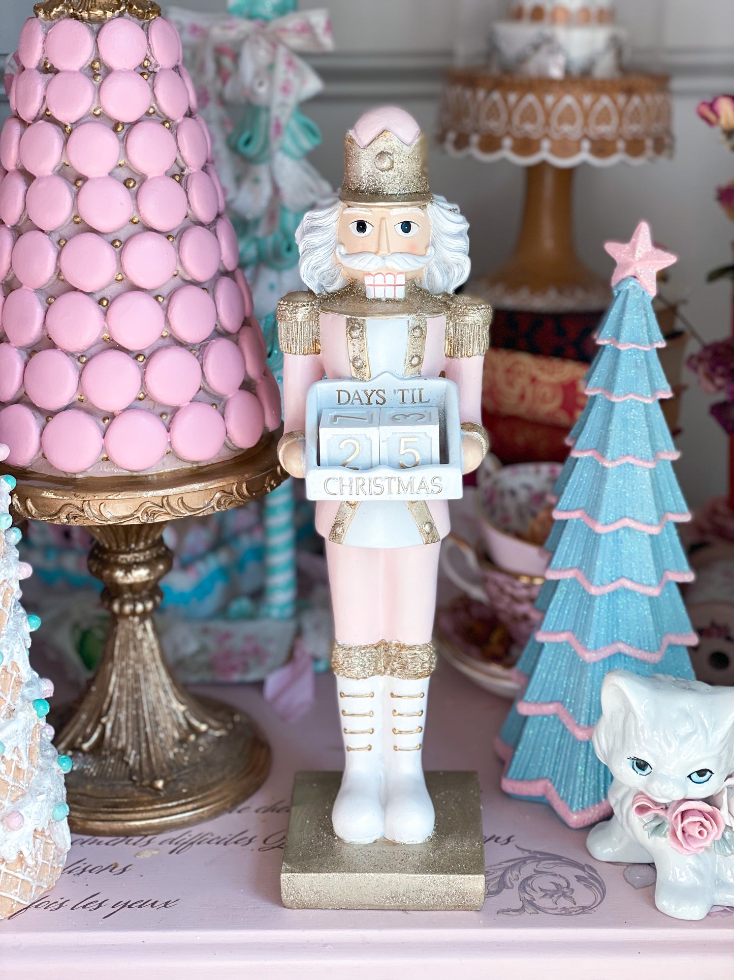 Cuenta regresiva personalizada en rosa, blanco y oro para el cascanueces navideño
