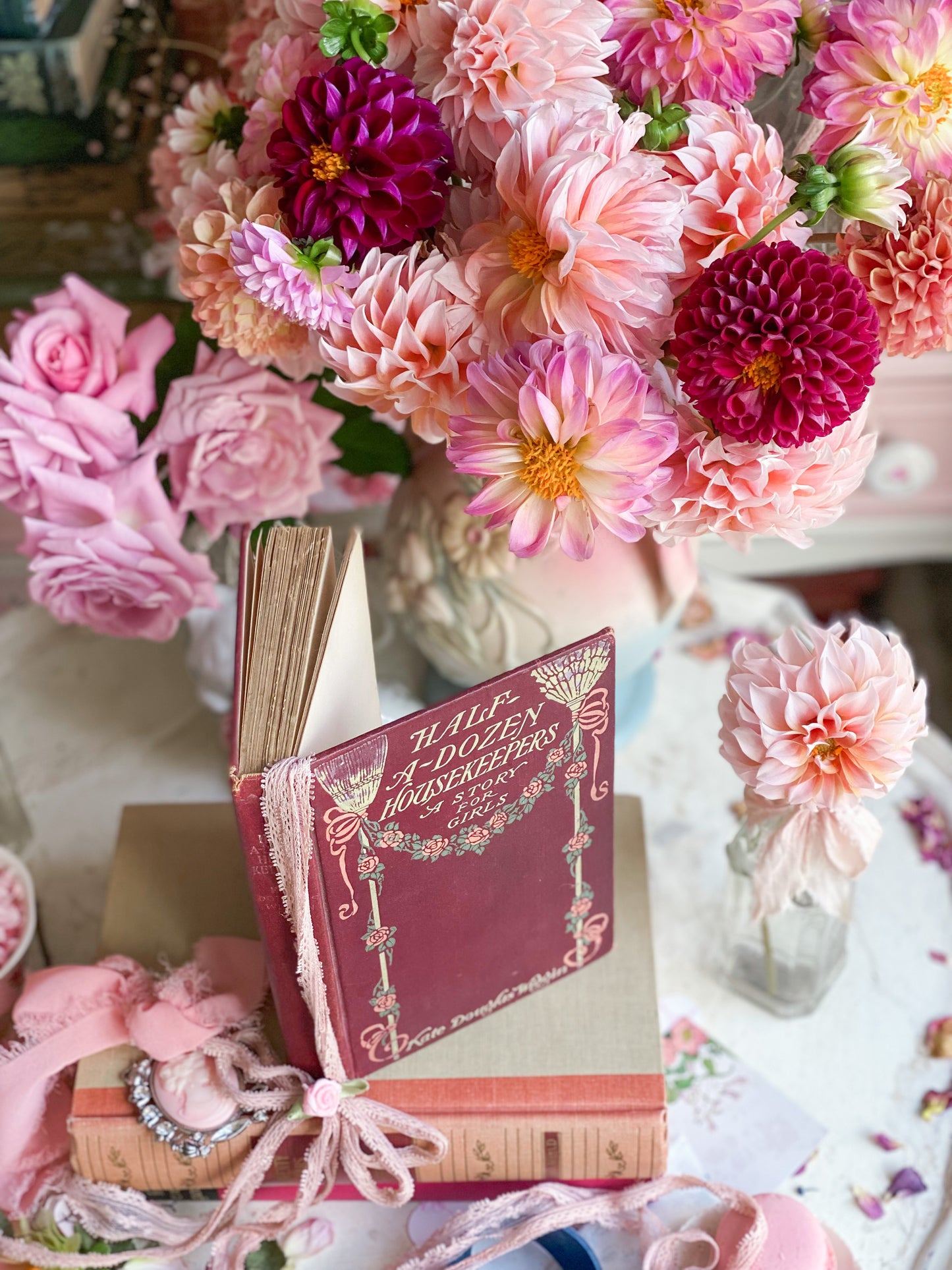 Media docena de amas de casa con cubierta floral rosa