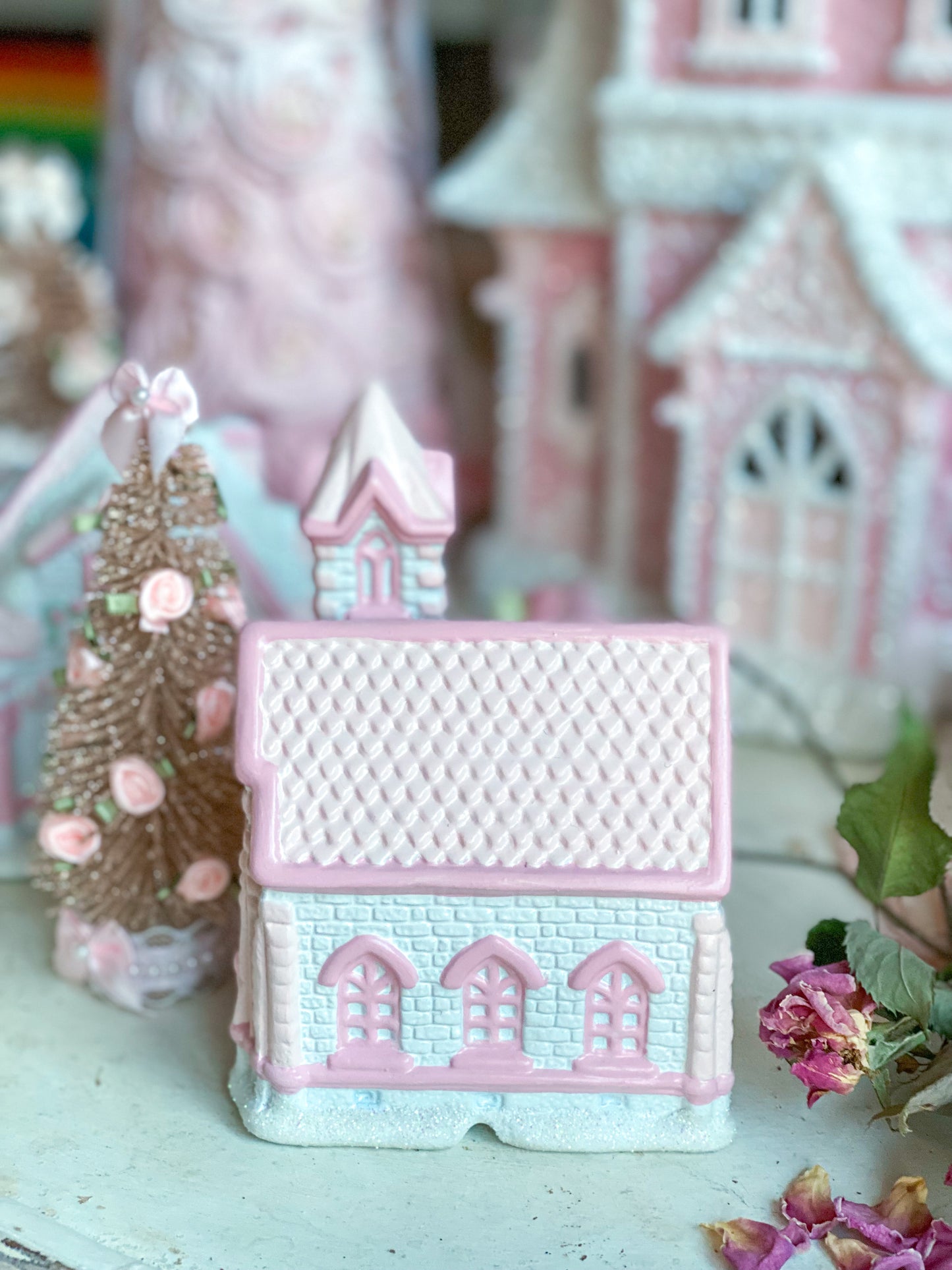 Iglesia comunitaria Petite Hope de pueblo navideño blanco y rosa pastel pintado a mano a medida