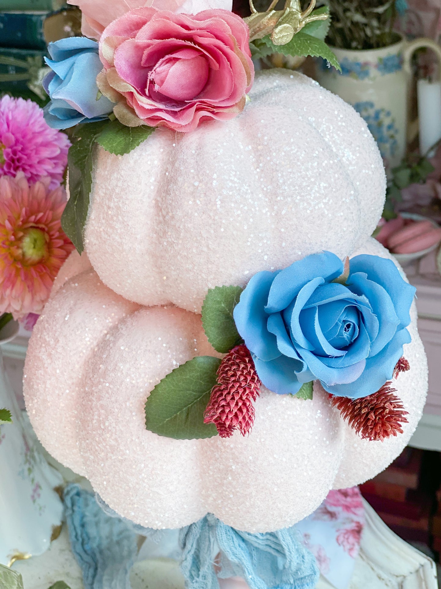 Topiario de calabaza glamuroso con brillo rosa y azul pastel reciclado a medida