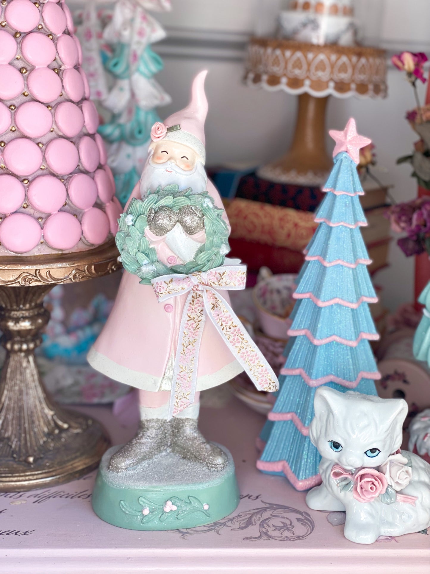 Maßgeschneiderter Weihnachtsmann im Shabby-Chic-Stil in Pastellrosa mit mintgrünem Kranz