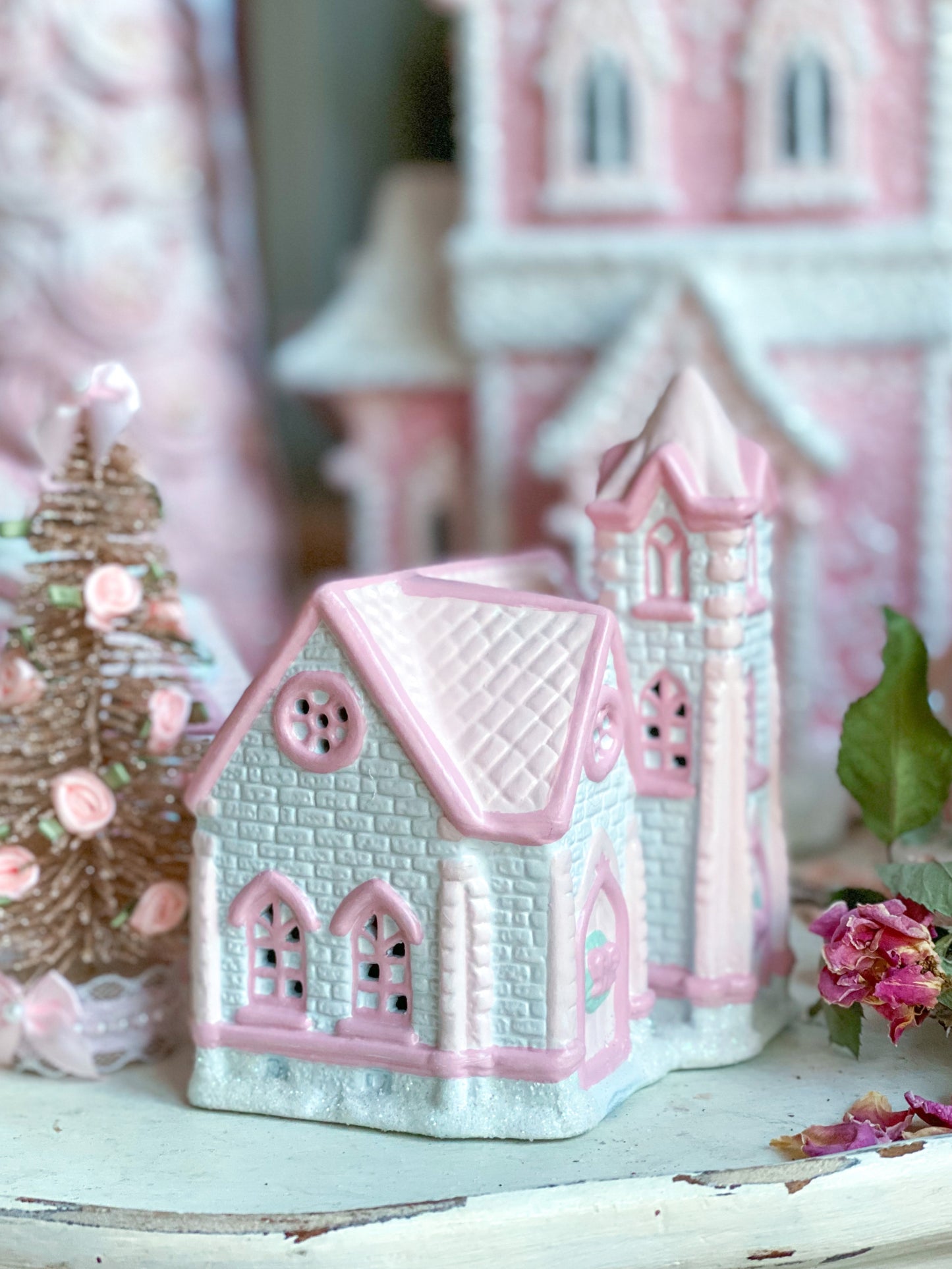 Iglesia comunitaria Petite Hope de pueblo navideño blanco y rosa pastel pintado a mano a medida