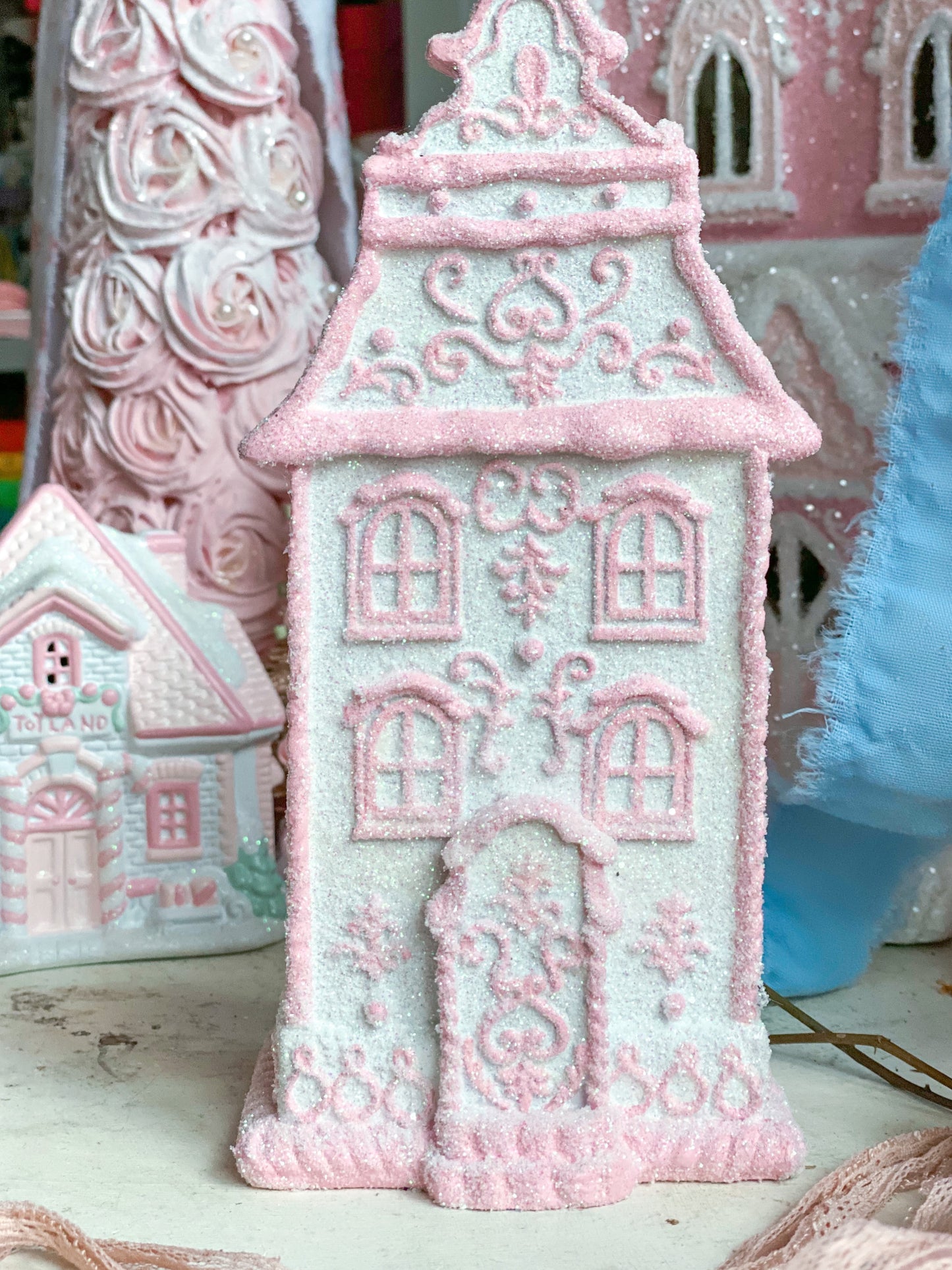Maßgeschneidertes Lebkuchen-Stadthaus in Pastellrosa und Weiß mit Glitzer