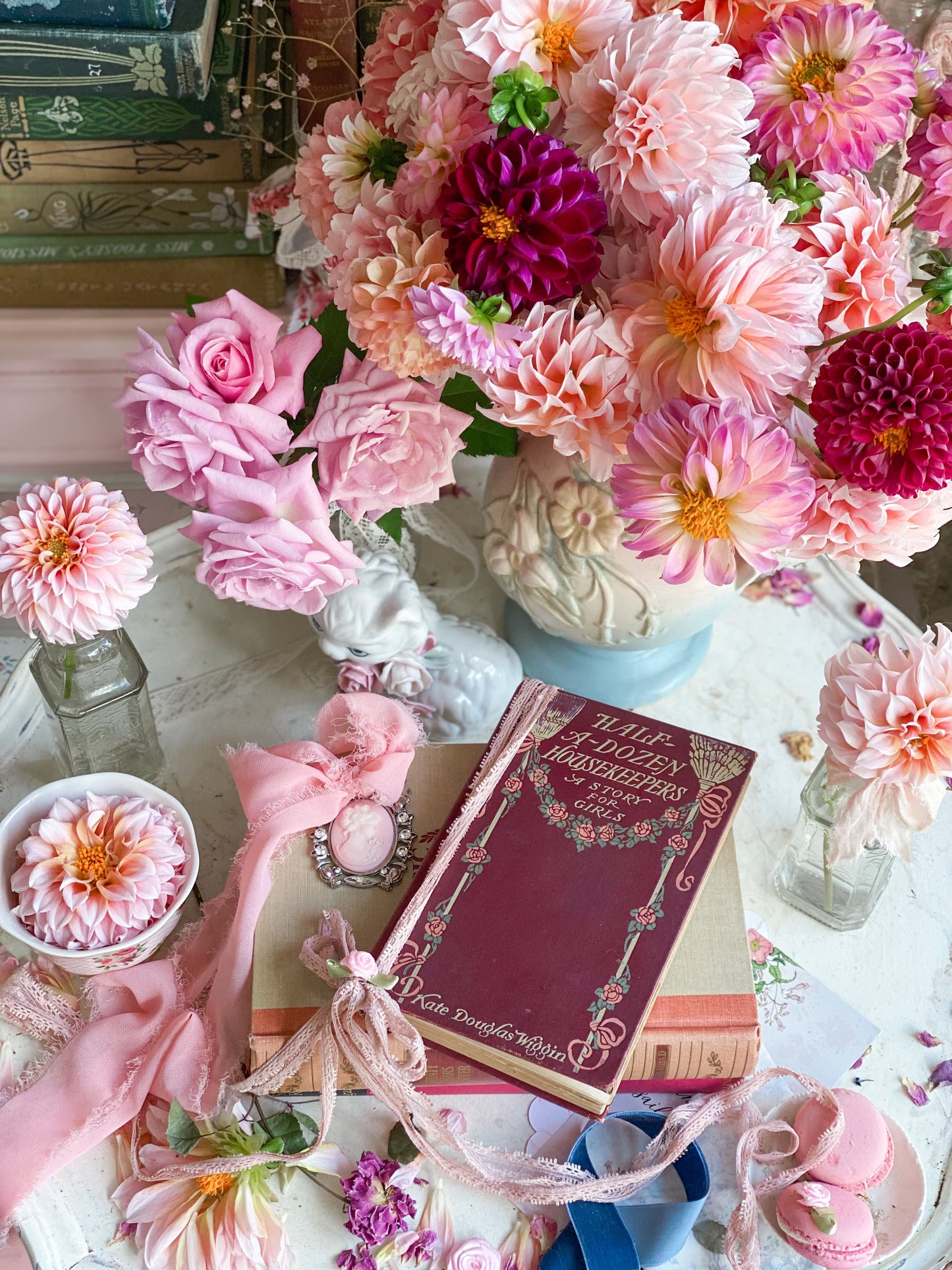 Media docena de amas de casa con cubierta floral rosa