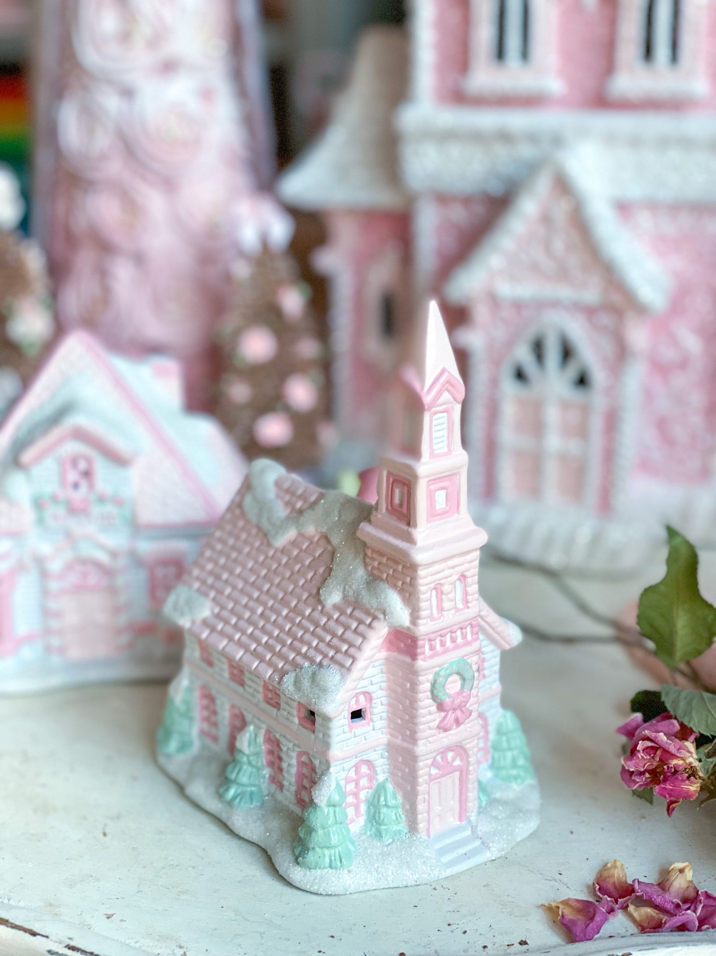 Pueblo navideño blanco y rosa pastel pintado a mano a medida Petite St Nicholas Chapel