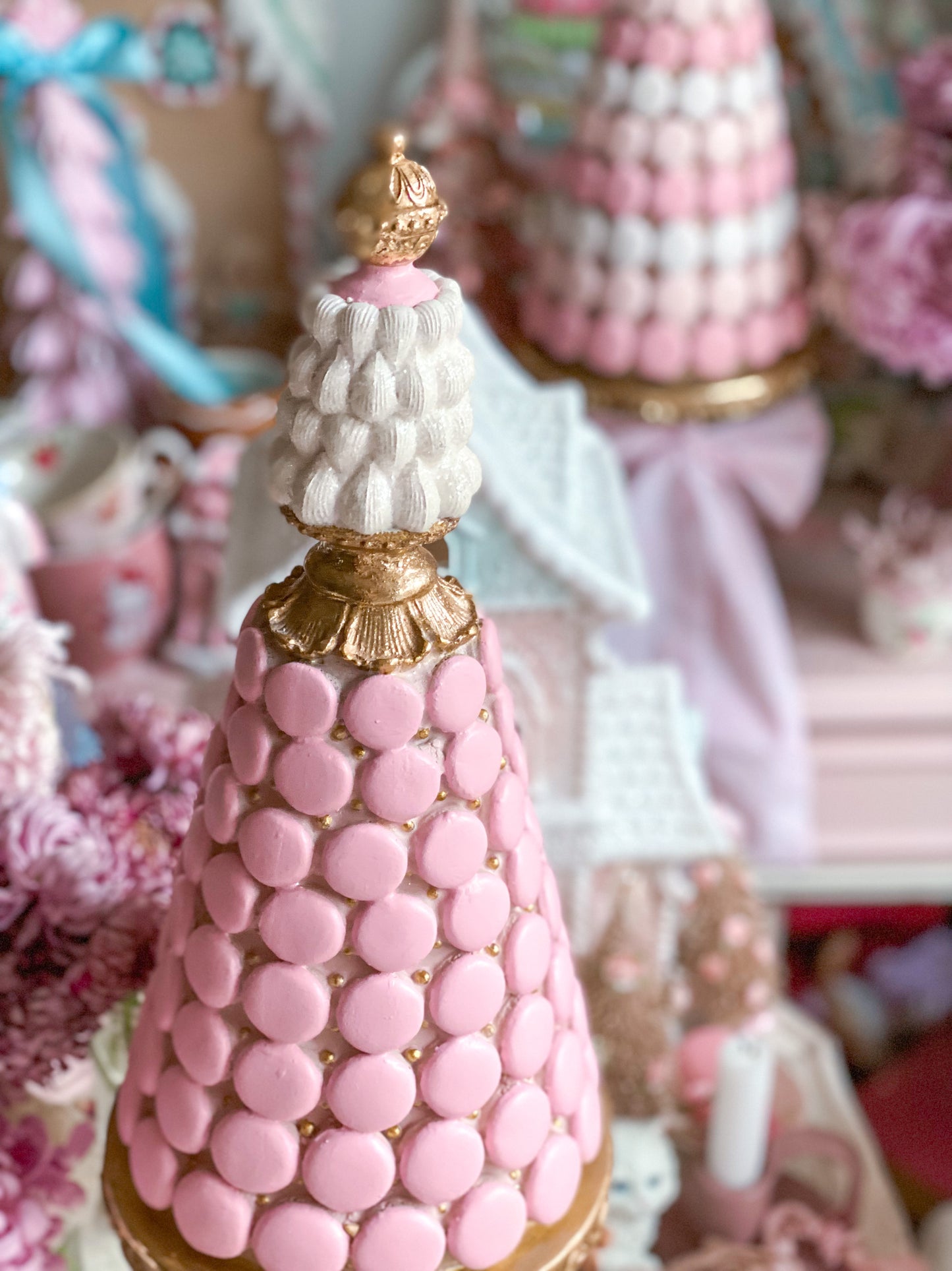 Maßgeschneiderter handbemalter Macaron-Baum in Rosa, Weiß und Gold