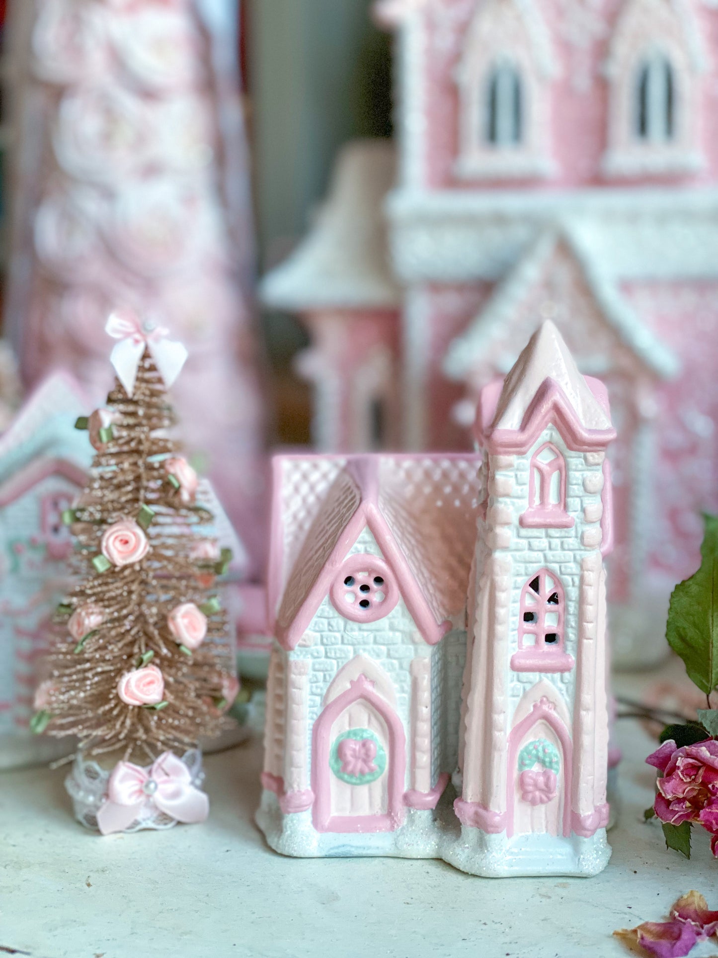 Iglesia comunitaria Petite Hope de pueblo navideño blanco y rosa pastel pintado a mano a medida