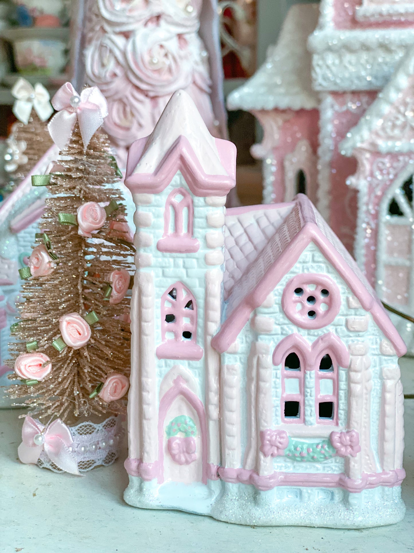 Iglesia comunitaria Petite Hope de pueblo navideño blanco y rosa pastel pintado a mano a medida