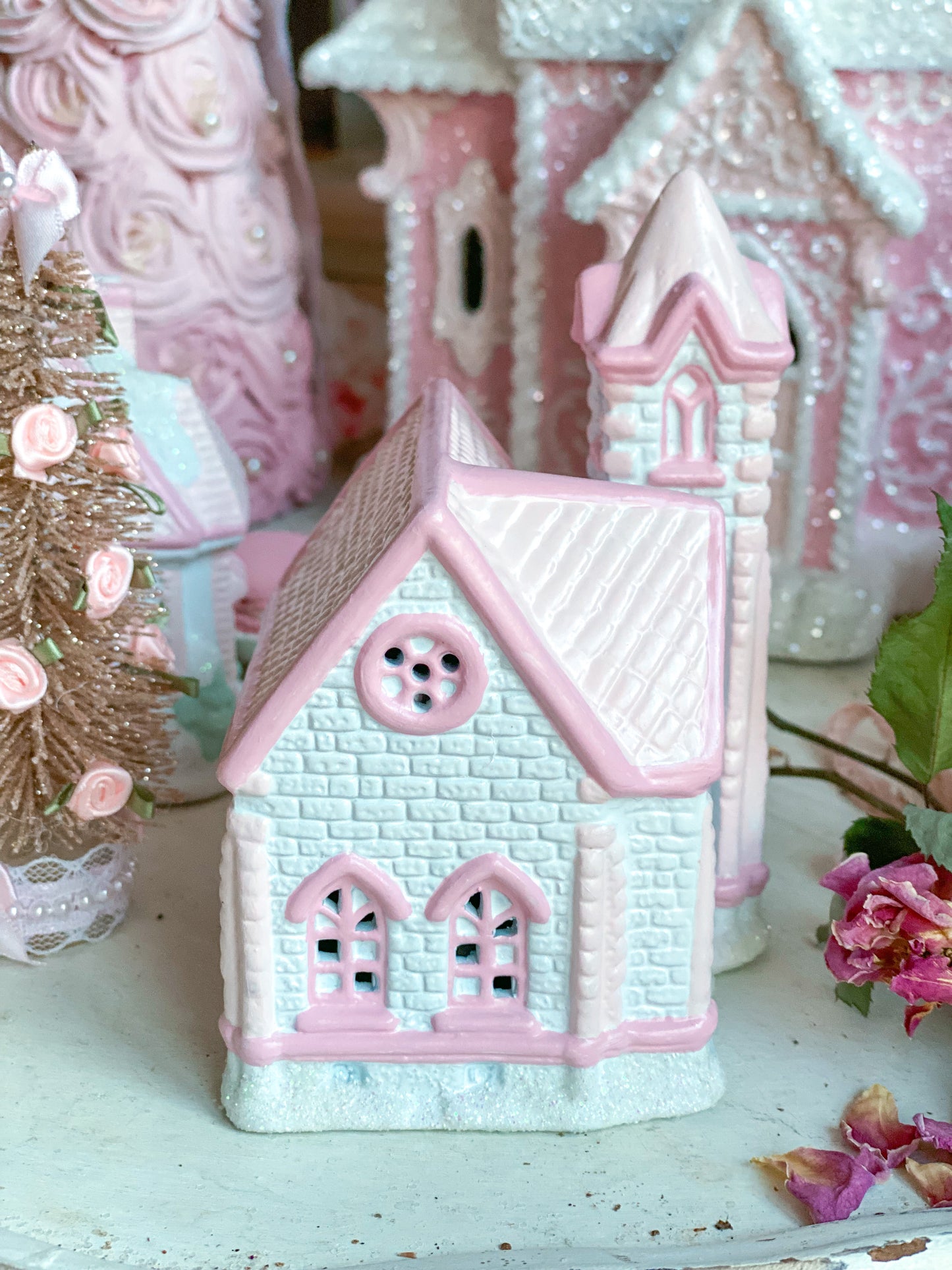 Iglesia comunitaria Petite Hope de pueblo navideño blanco y rosa pastel pintado a mano a medida