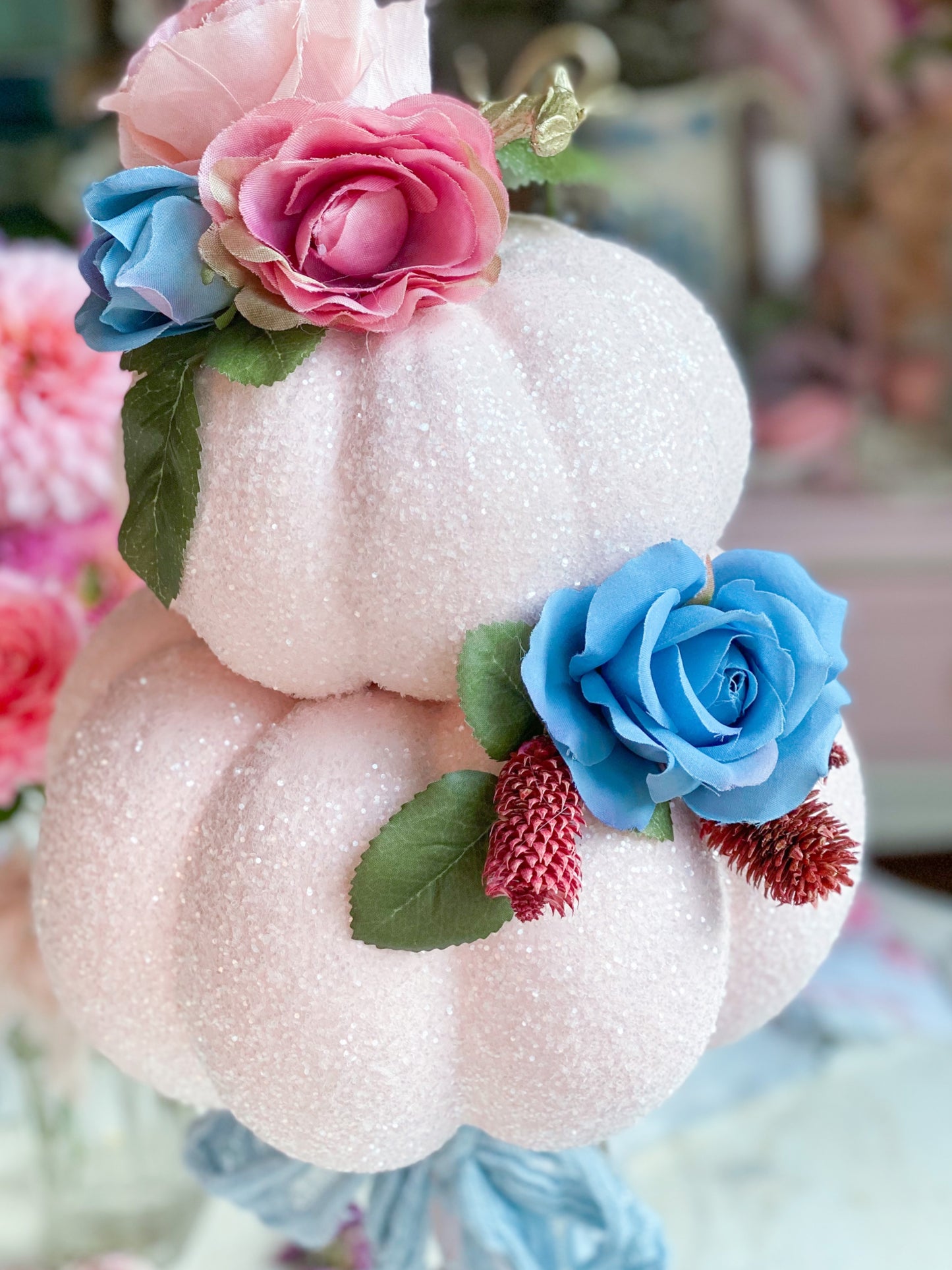 Topiario de calabaza glamuroso con brillo rosa y azul pastel reciclado a medida