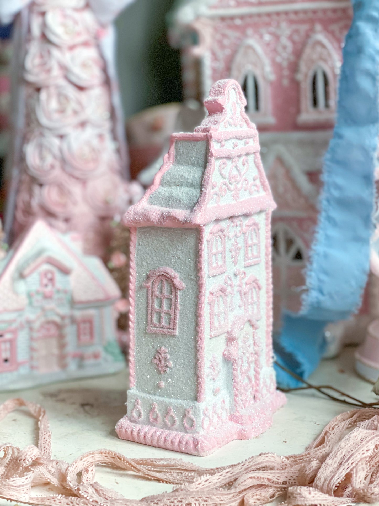 Casa adosada de pan de jengibre con purpurina blanca y rosa pastel a medida