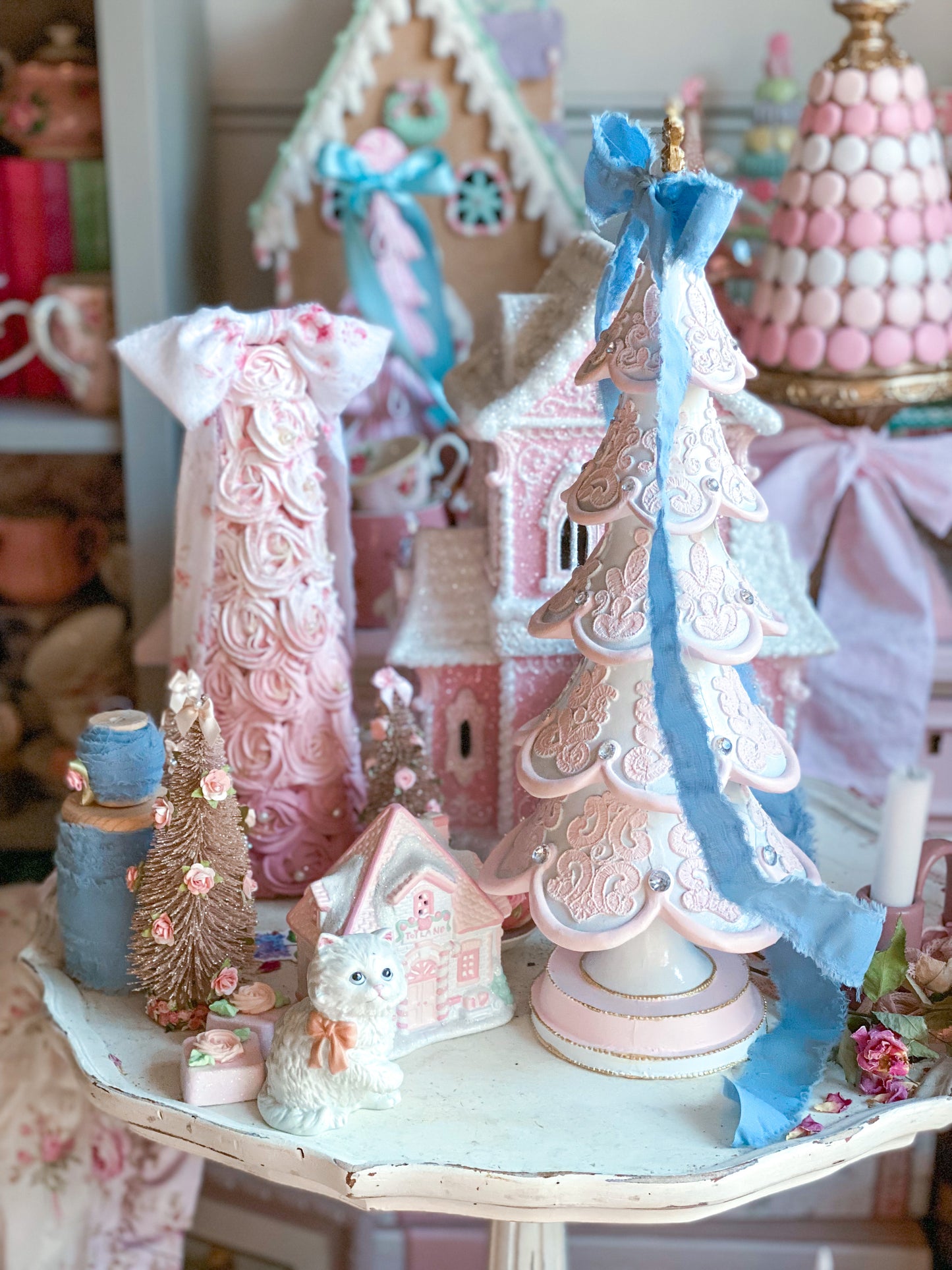 Árbol de Navidad de encaje elegante pintado a mano en rosa y blanco a medida con lazo azul