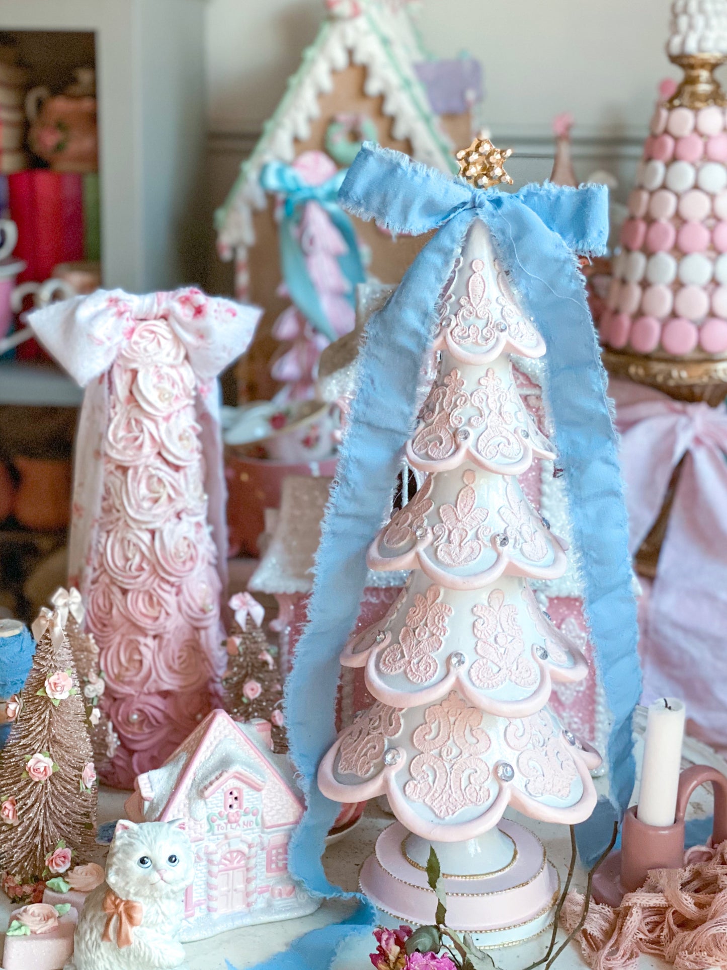 Árbol de Navidad de encaje elegante pintado a mano en rosa y blanco a medida con lazo azul