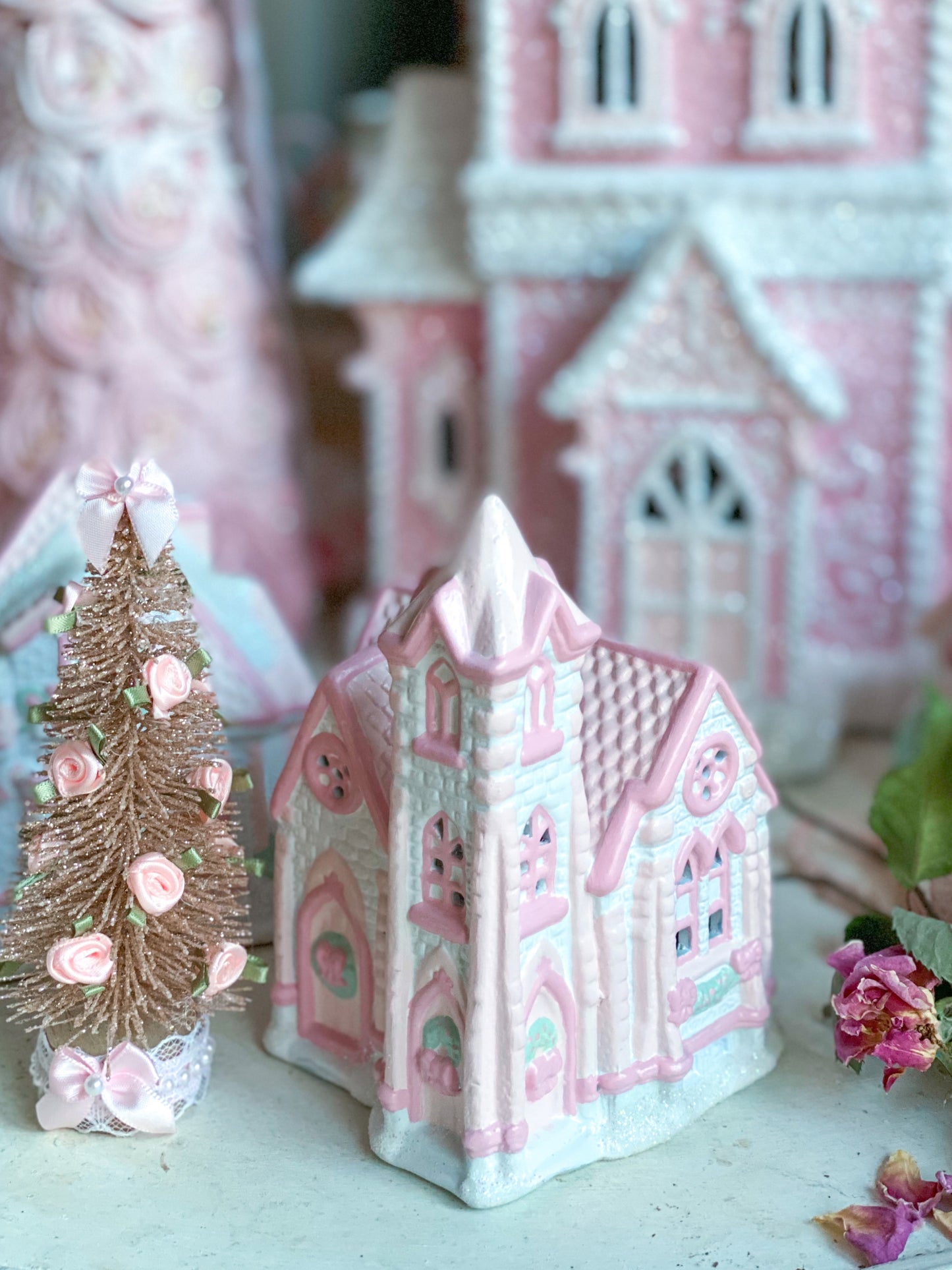 Iglesia comunitaria Petite Hope de pueblo navideño blanco y rosa pastel pintado a mano a medida