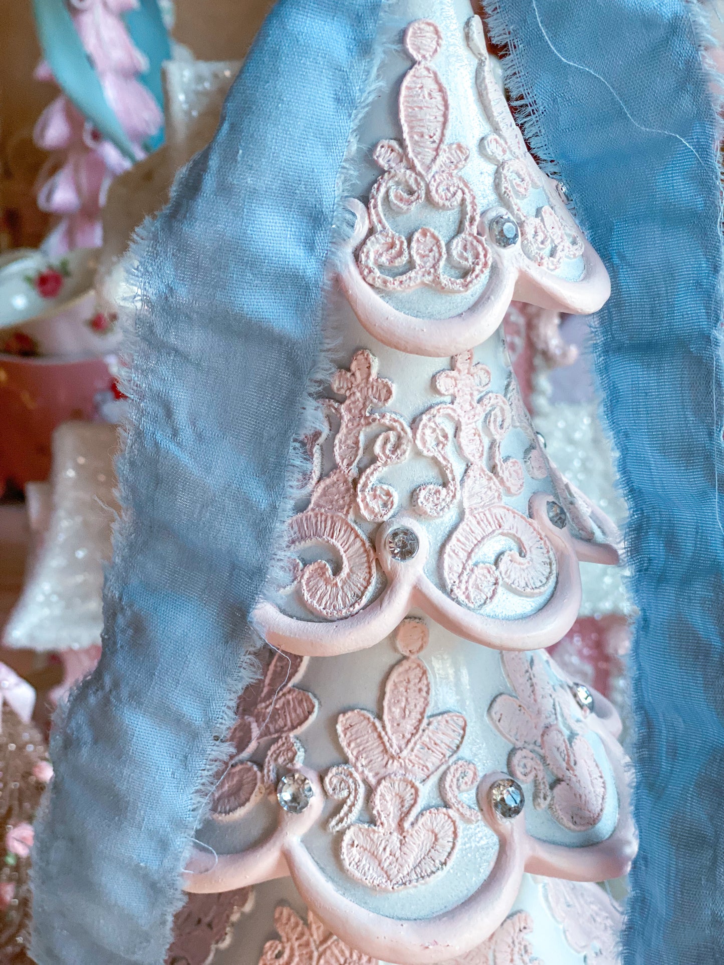 Árbol de Navidad de encaje elegante pintado a mano en rosa y blanco a medida con lazo azul