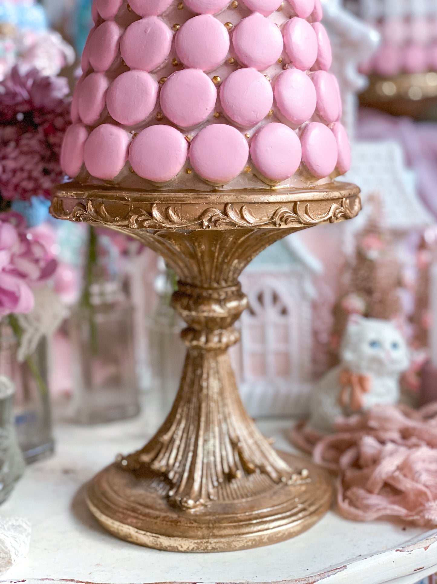 Maßgeschneiderter handbemalter Macaron-Baum in Rosa, Weiß und Gold
