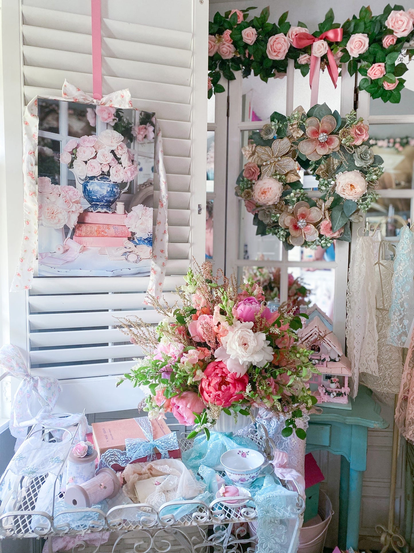 Galerieverpackte Leinwand mit weißem Lattenzaun und rosa Rosen