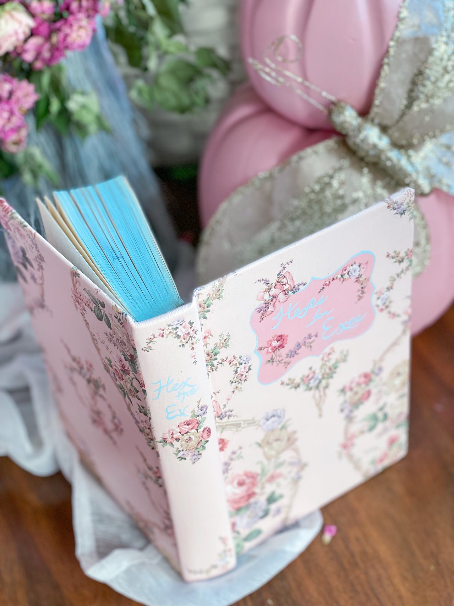 Libro floral reciclado pintado a mano en rosa y azul - Hexes For Exes