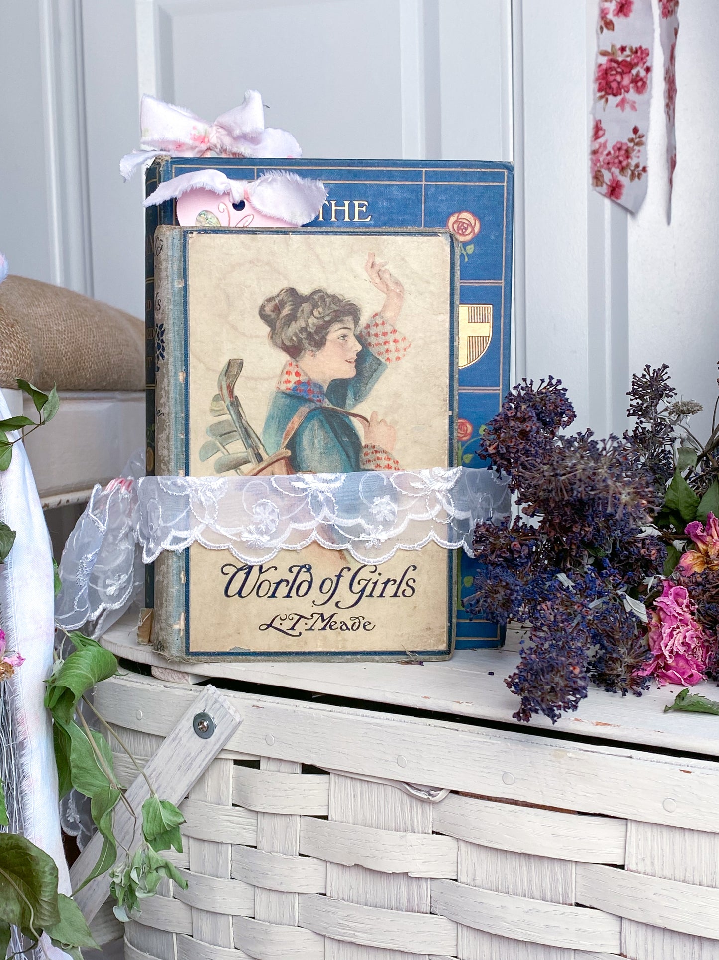 Barton Cottage-Buchset mit 3 Büchern, rosa Rose und Blumengirlande