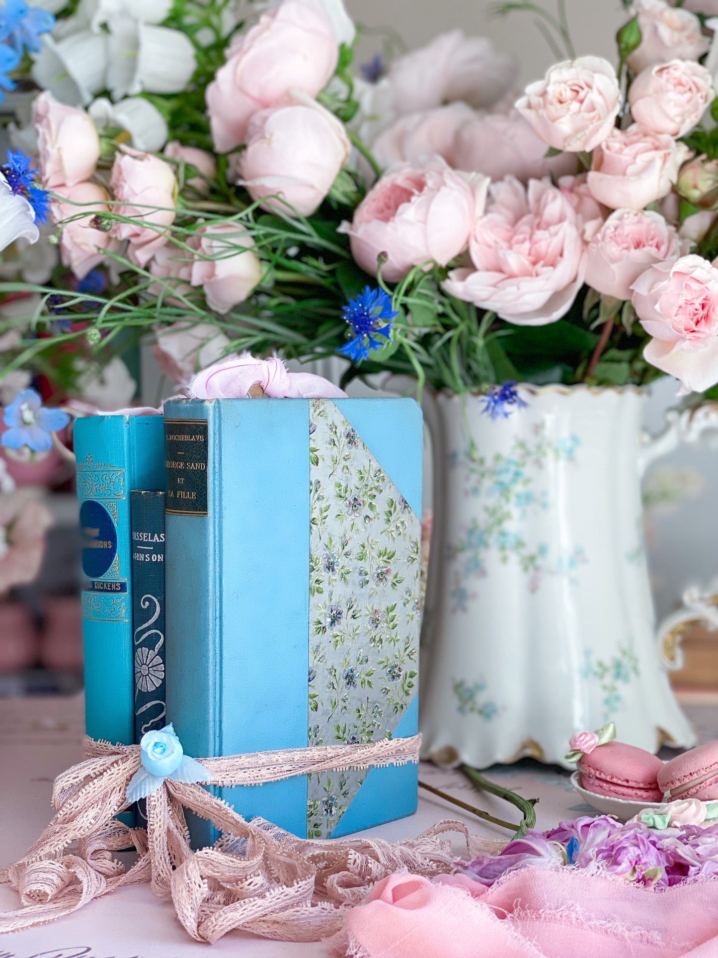 Set mit 3 blauen Büchern mit dekorativen Einbänden