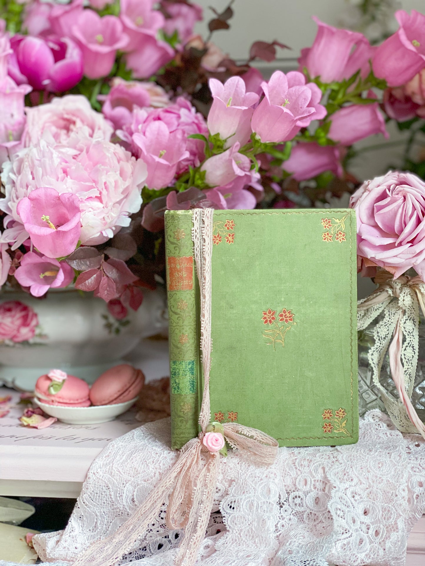 Sesame and Lilies with Green Floral Cover