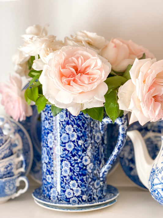 Rosas en lienzo envuelto en galería de chintz azul