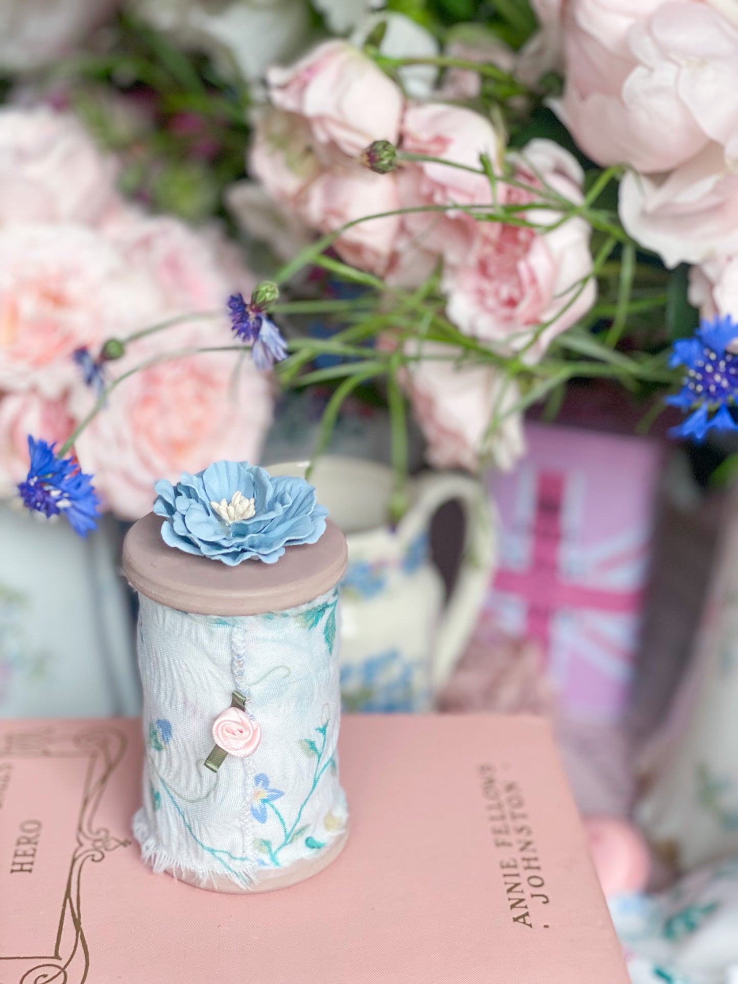 Cinta rasgada a mano vintage floral pastel en carrete