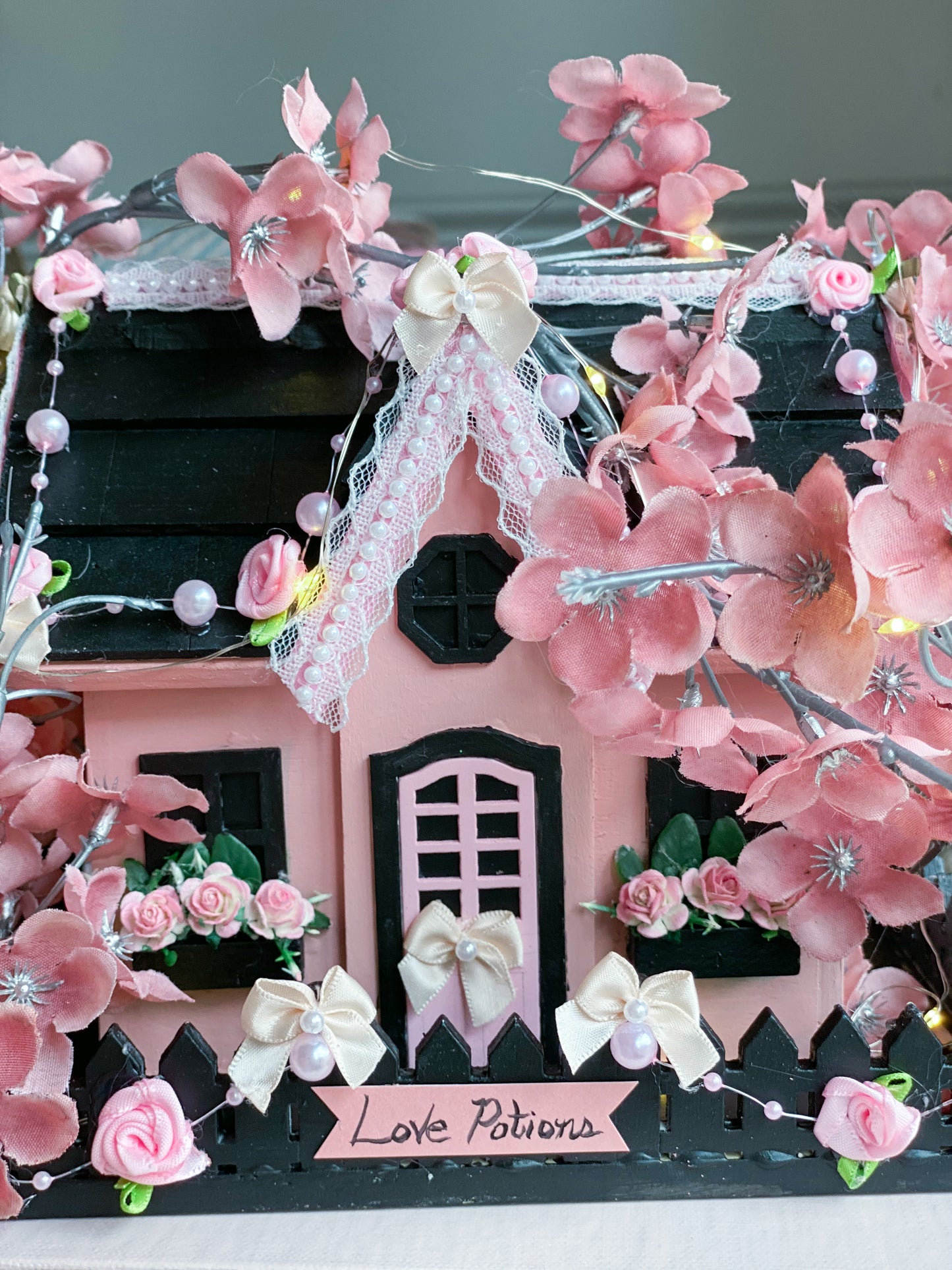 Maßgeschneiderte schwarze und rosa Halloween-Häuser mit LED-Leuchten