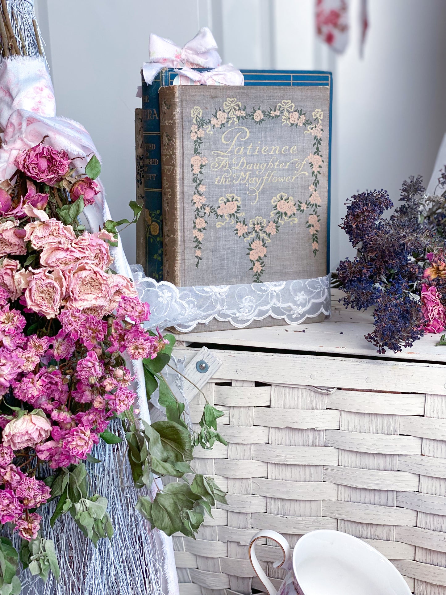 Barton Cottage-Buchset mit 3 Büchern, rosa Rose und Blumengirlande